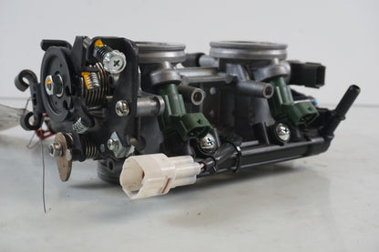 Snett uppifrån på Spjällhus från en Kawasaki ER-6N -2014 motorcykel.