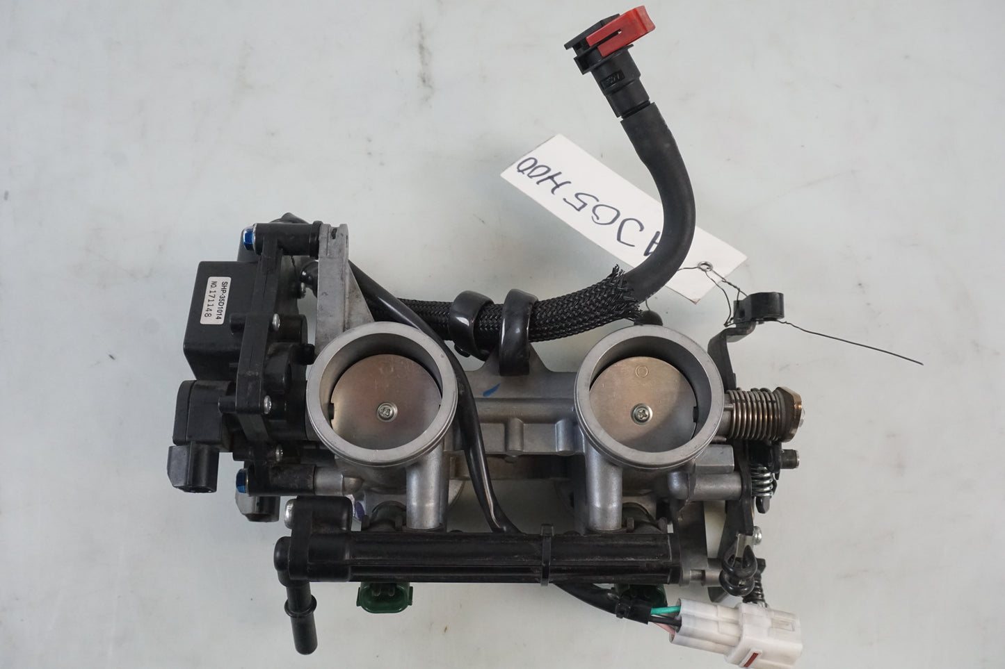 Snett nerifrån på Spjällhus från en Kawasaki ER-6N -2014 motorcykel.