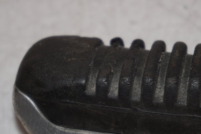 Höger sida på Fotpinne från en Suzuki GSX 750 -2001 motorcykel.