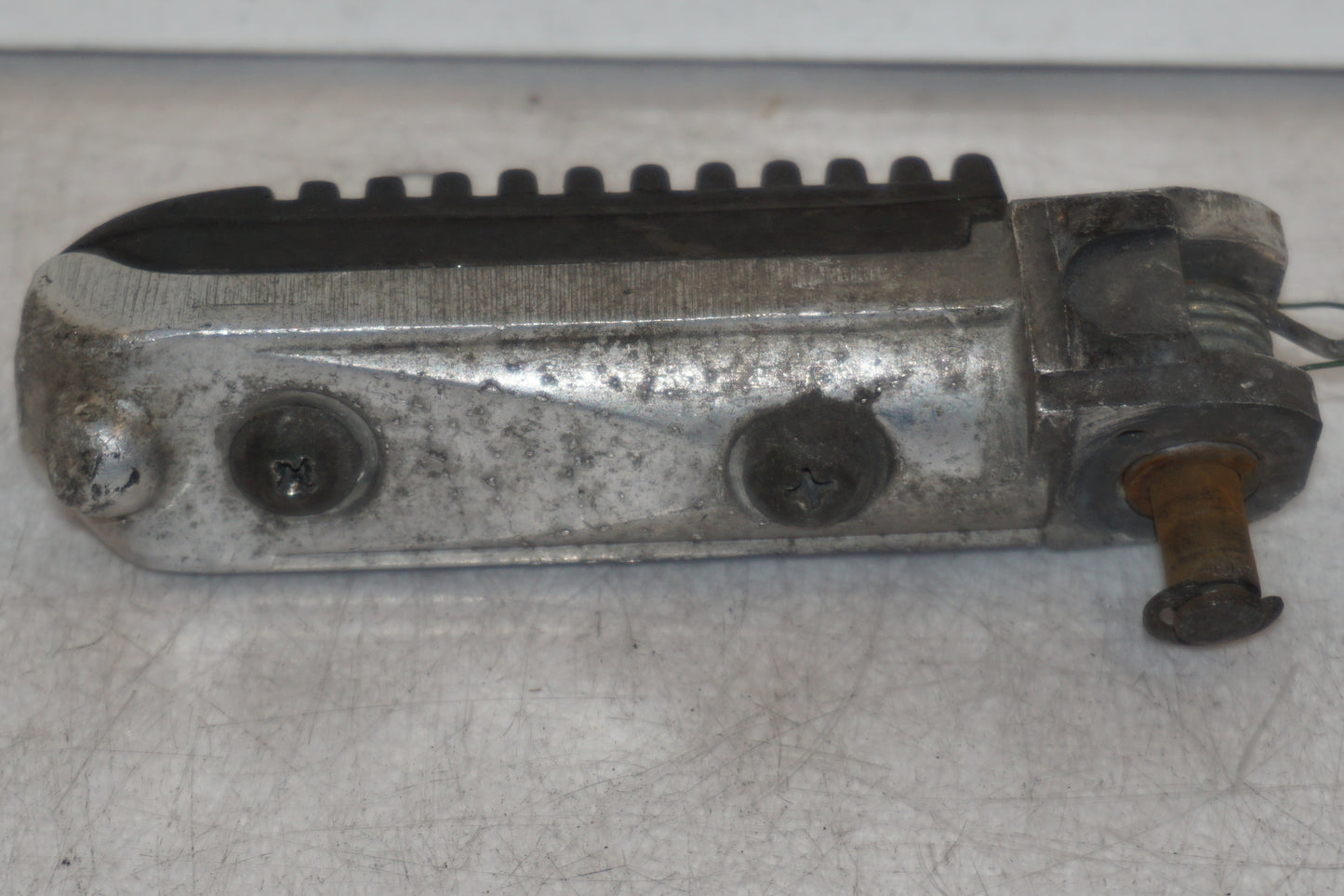 Vänster sida på Fotpinne från en Suzuki GSX 750 -2001 motorcykel.