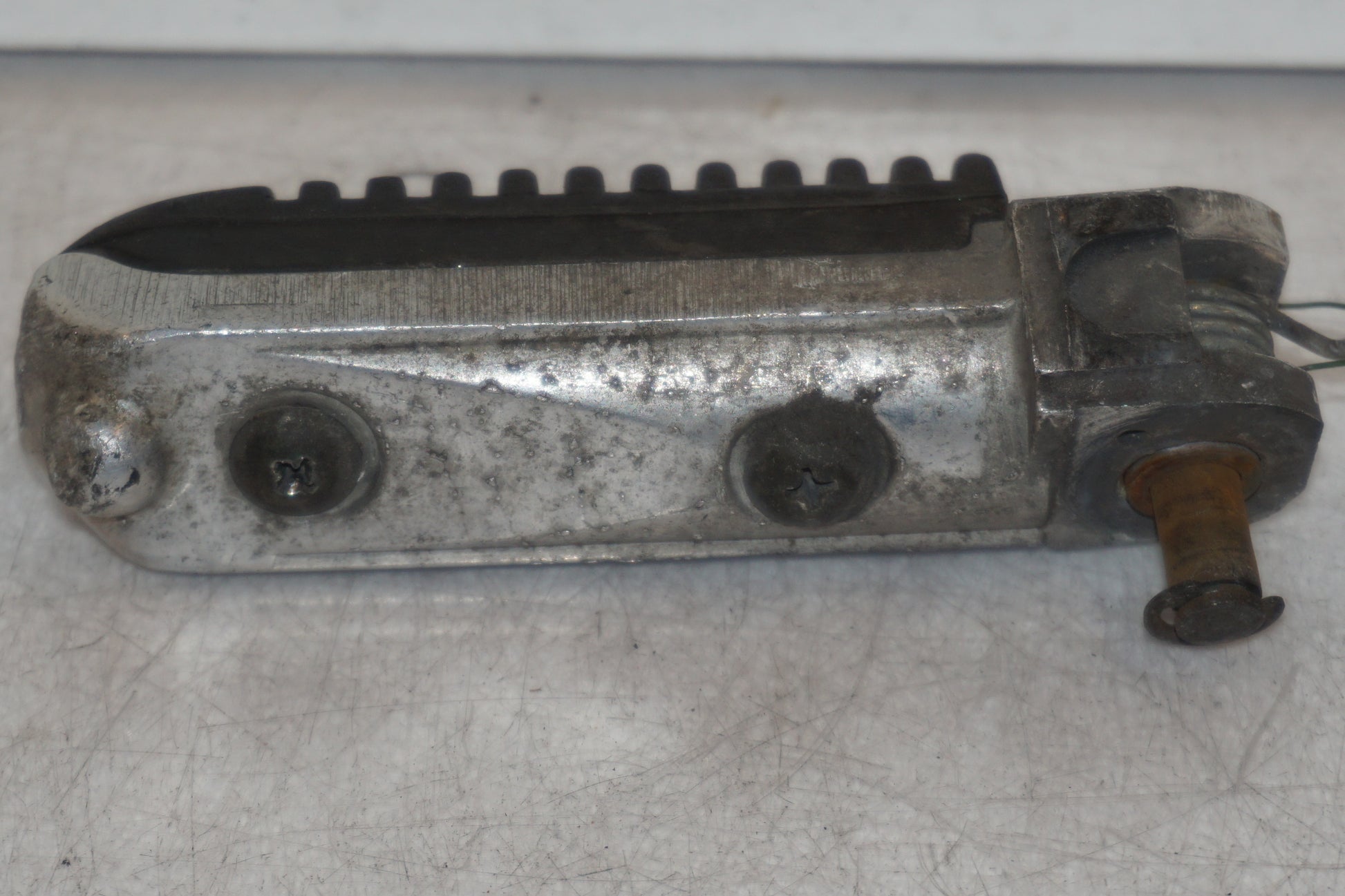 Vänster sida på Fotpinne från en Suzuki GSX 750 -2001 motorcykel.