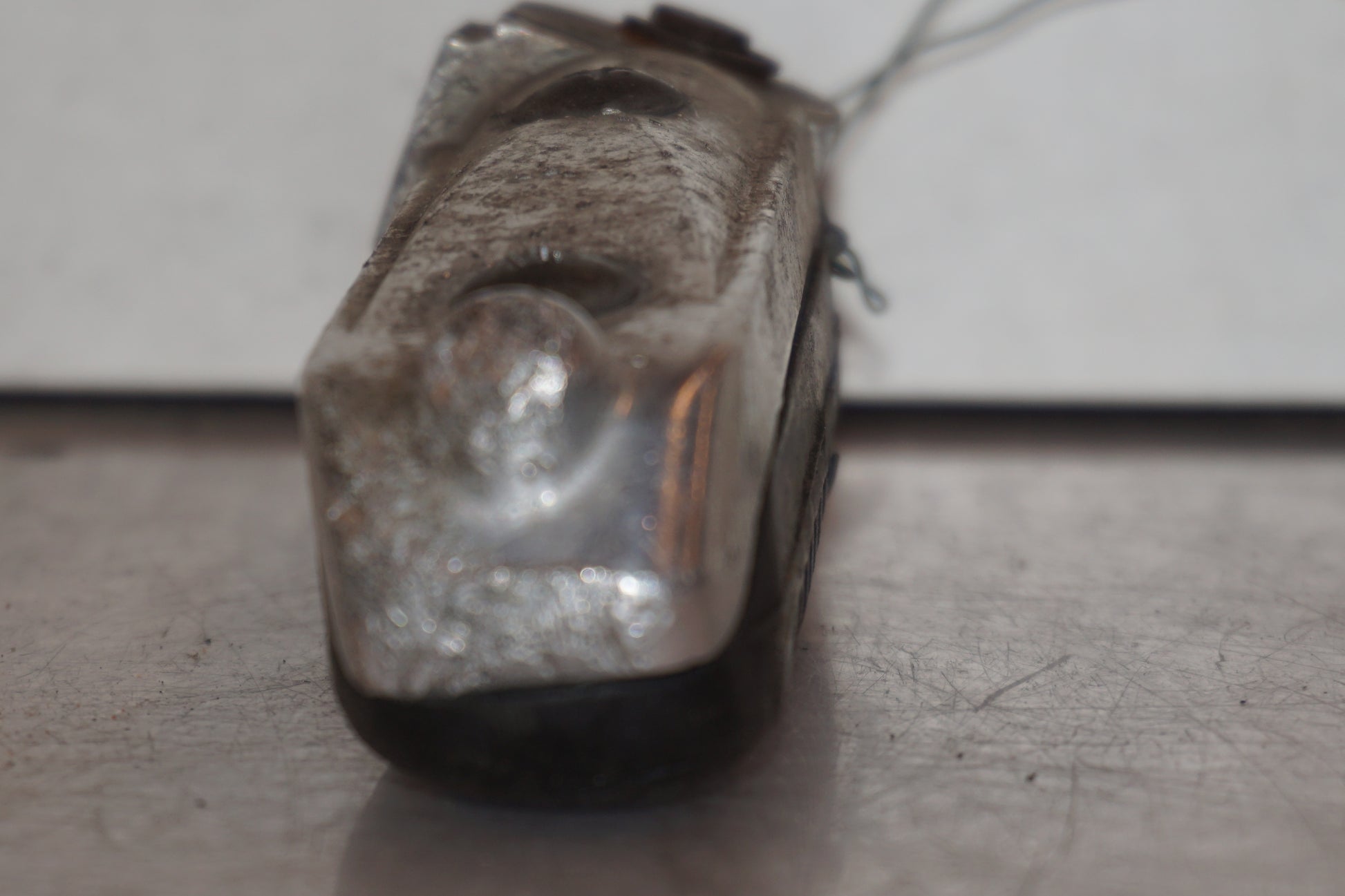 Snett nerifrån på Fotpinne från en Suzuki GSX 750 -2001 motorcykel.