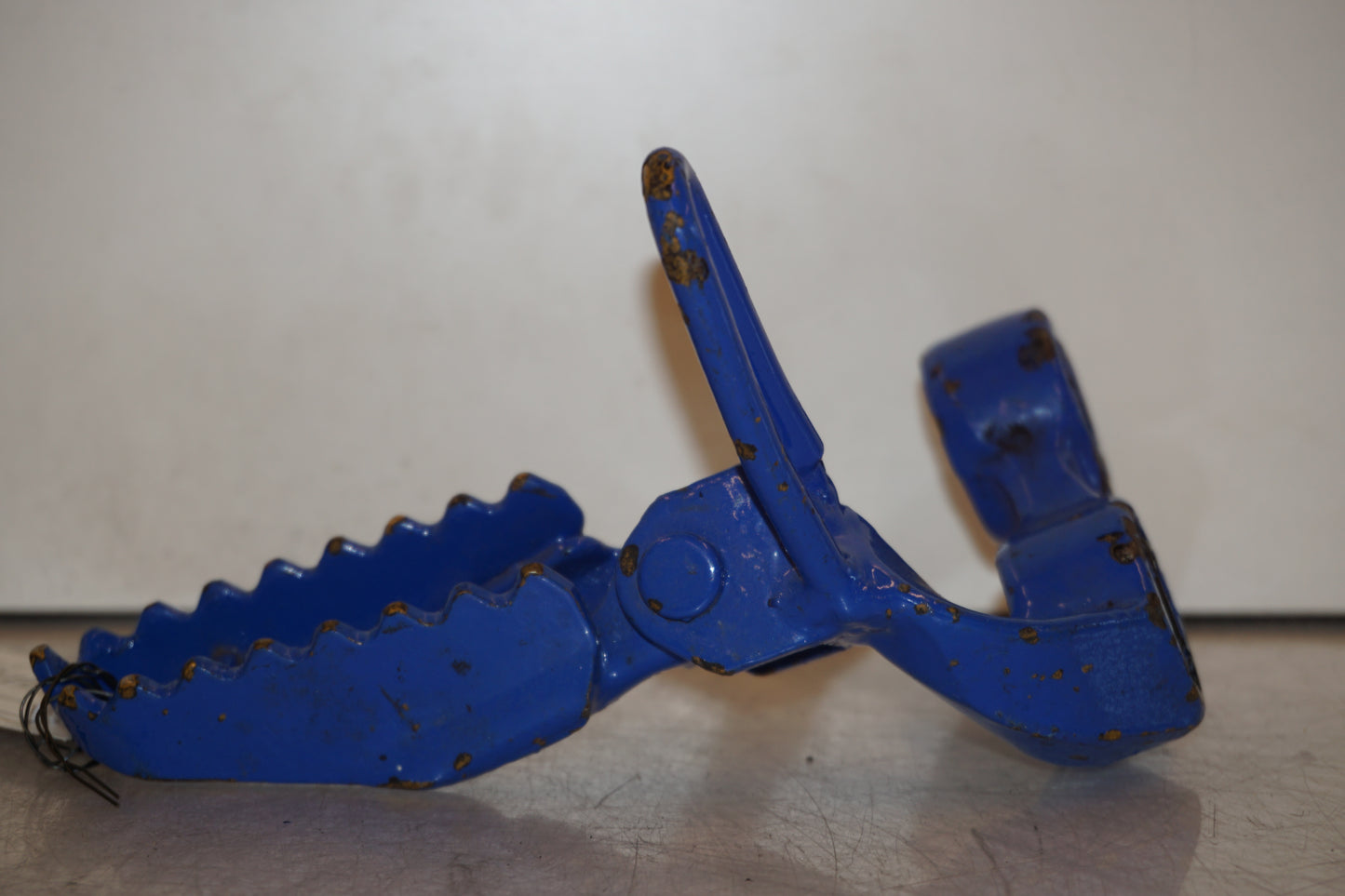 Höger sida på Fotpinne från en Suzuki DR 750 S -1988 motorcykel.