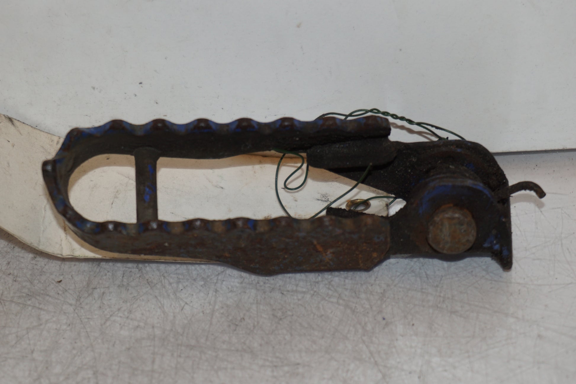 Framsidan på Fotpinne från en Suzuki DR 750 S -1988 motorcykel.