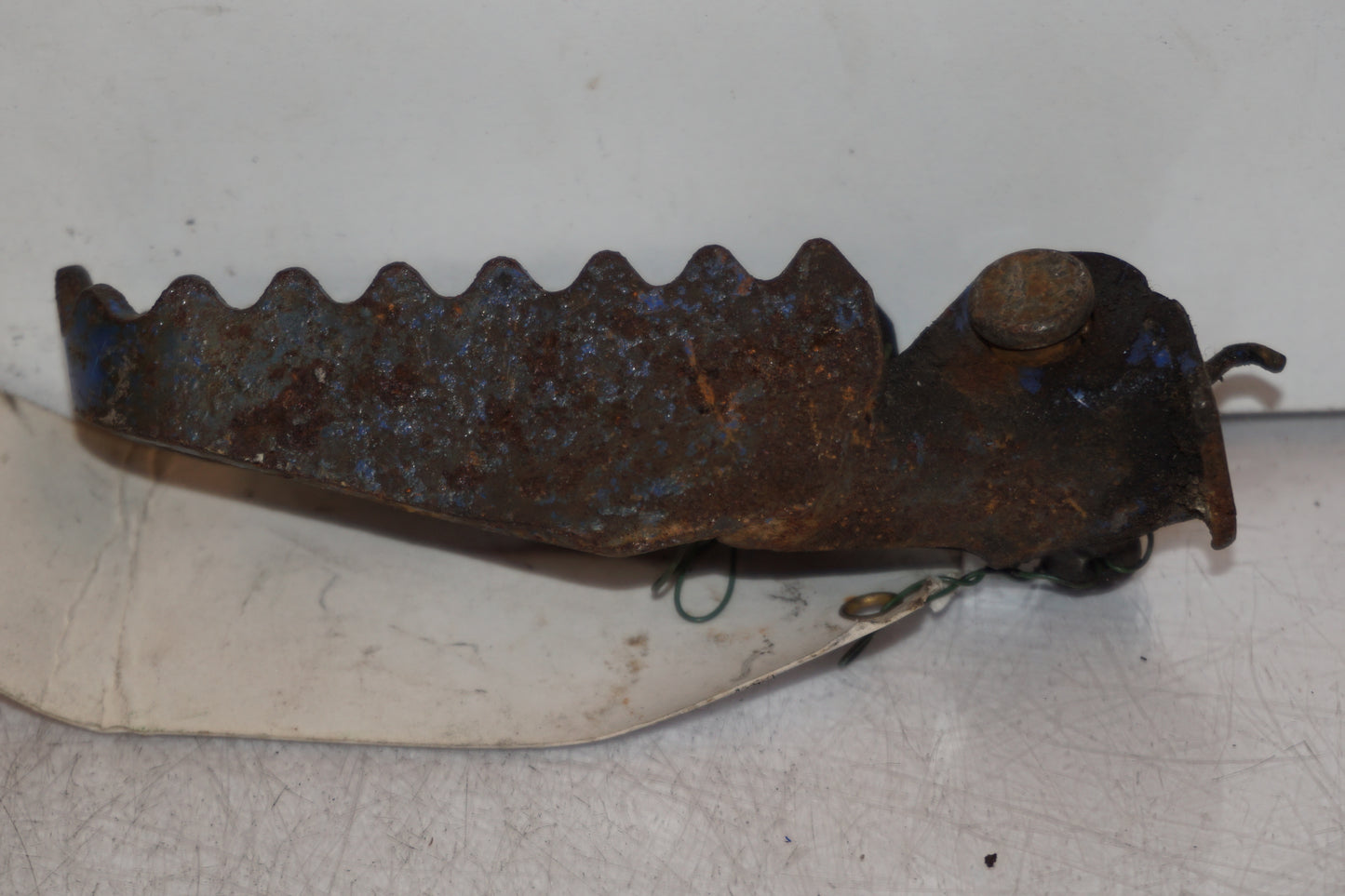 Baksidan på Fotpinne från en Suzuki DR 750 S -1988 motorcykel.