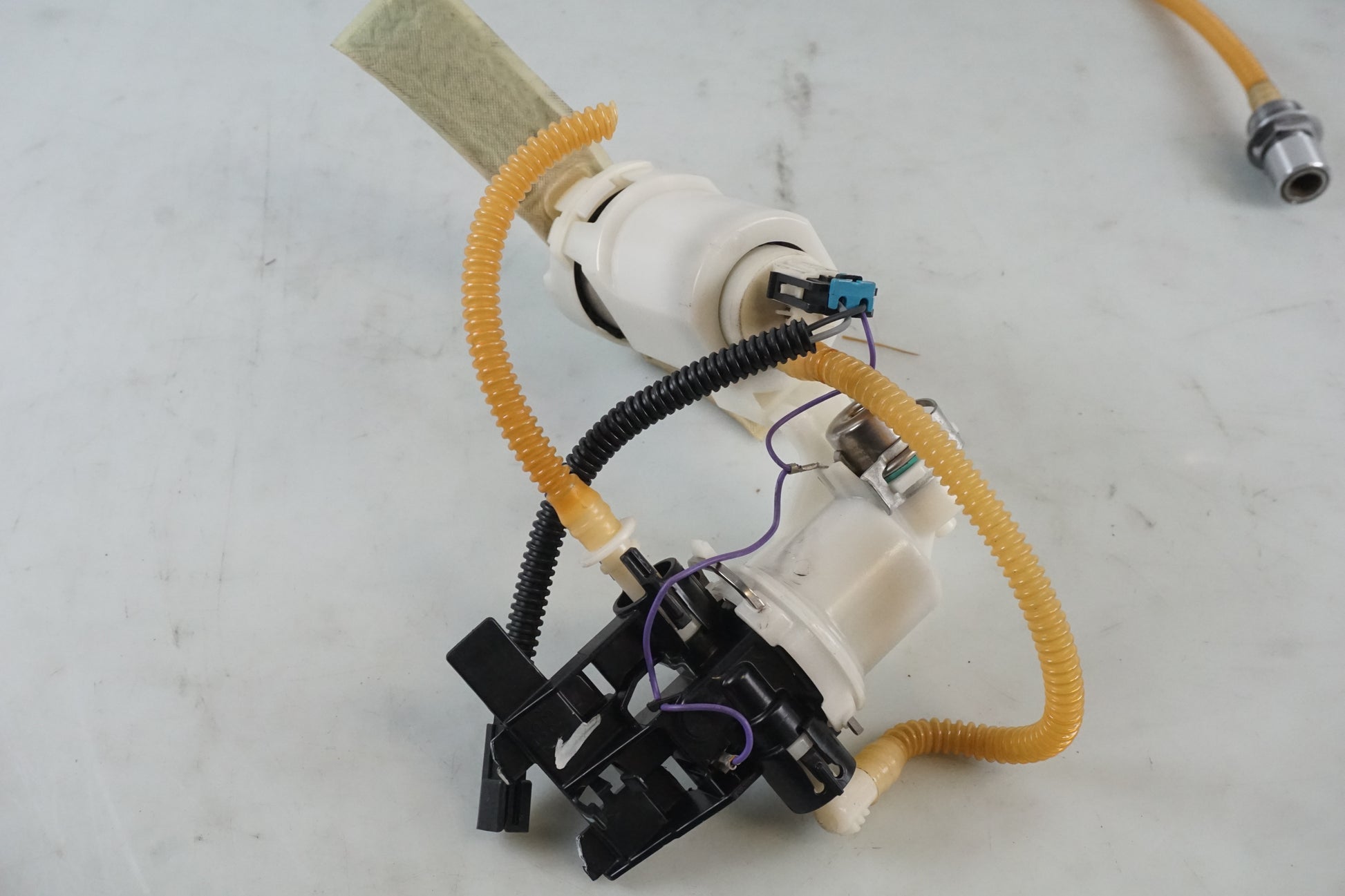 Snett nerifrån på Bensinpump insprut från en H-D Dyna Street Bob FXDB/I -2007 motorcykel.