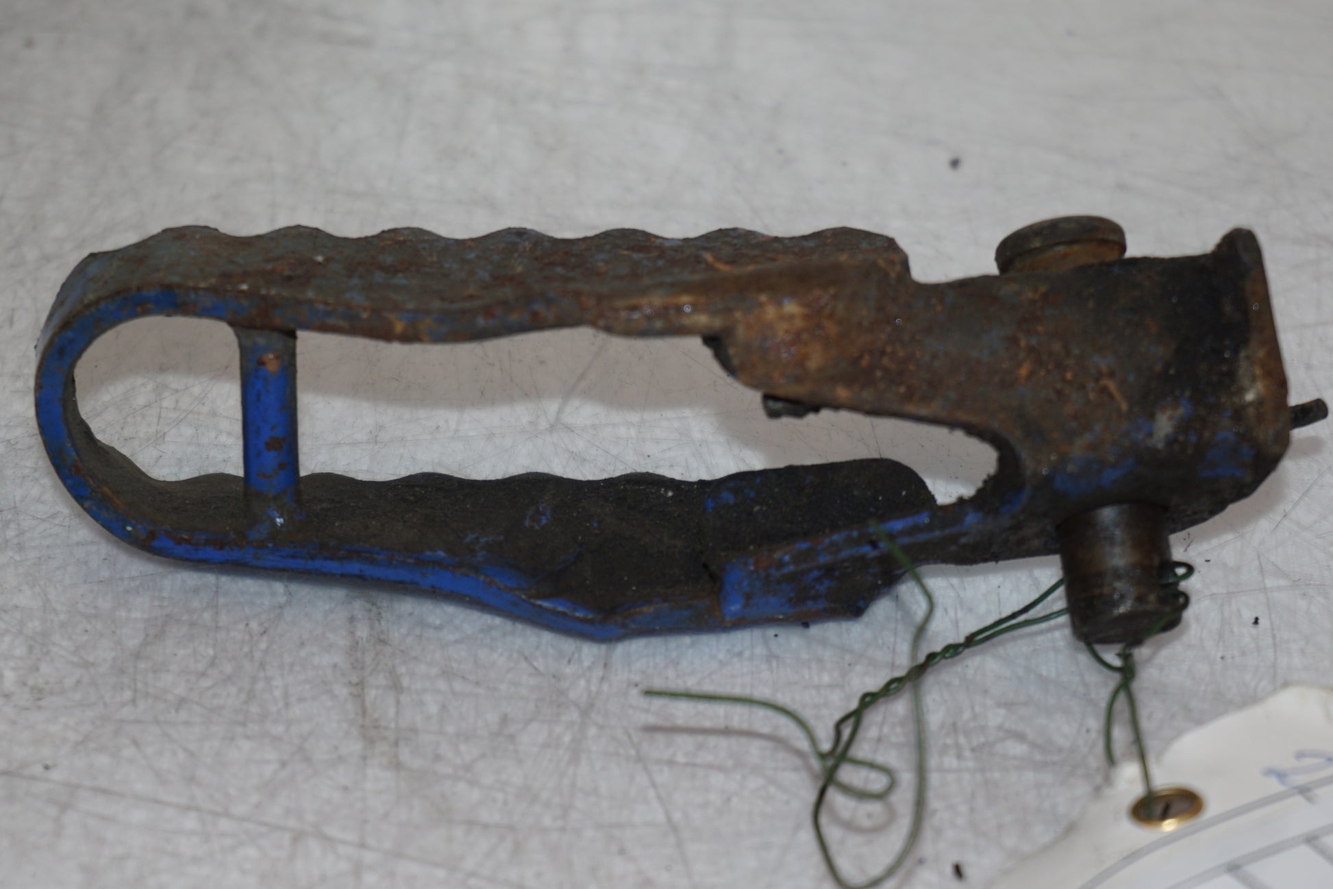 Vänster sida på Fotpinne från en Suzuki DR 750 S -1988 motorcykel.