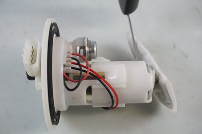 Vänster sida på Bensinpump insprut från en Honda ANF 125 -2009 motorcykel.