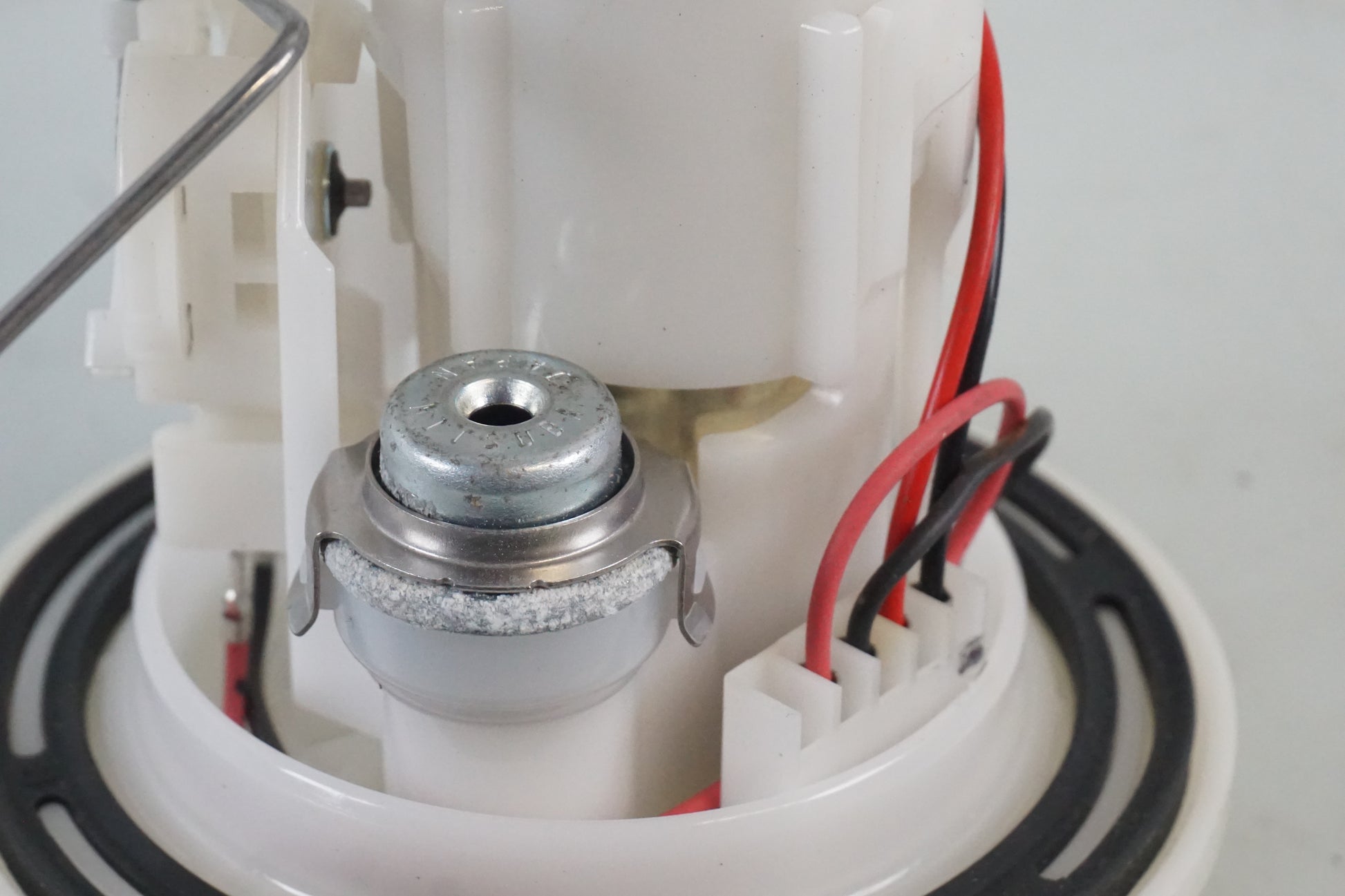 Snett uppifrån på Bensinpump insprut från en Honda ANF 125 -2009 motorcykel.