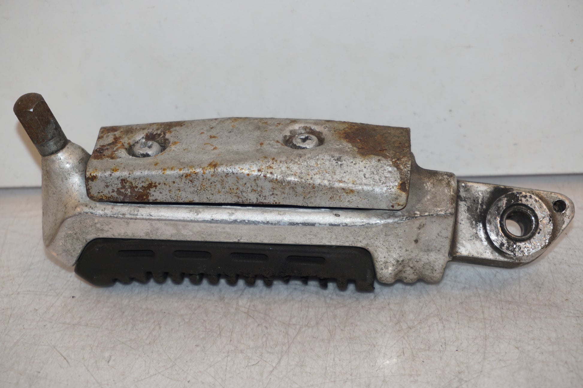 Vänster sida på Fotpinne från en Suzuki GSX 1100 F -1988 motorcykel.