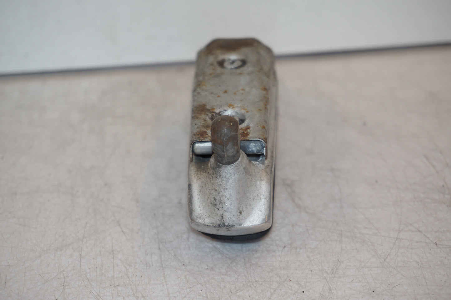 Snett nerifrån på Fotpinne från en Suzuki GSX 1100 F -1988 motorcykel.