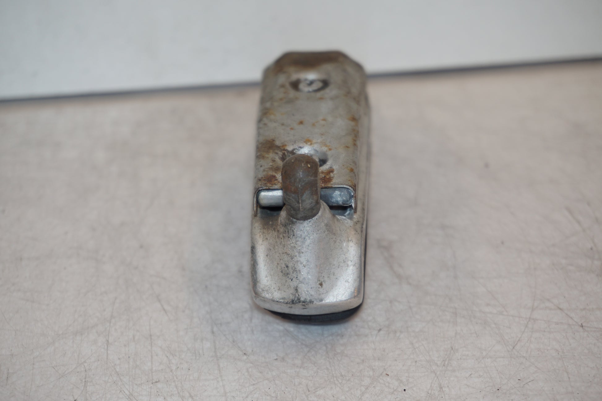 Snett nerifrån på Fotpinne från en Suzuki GSX 1100 F -1988 motorcykel.