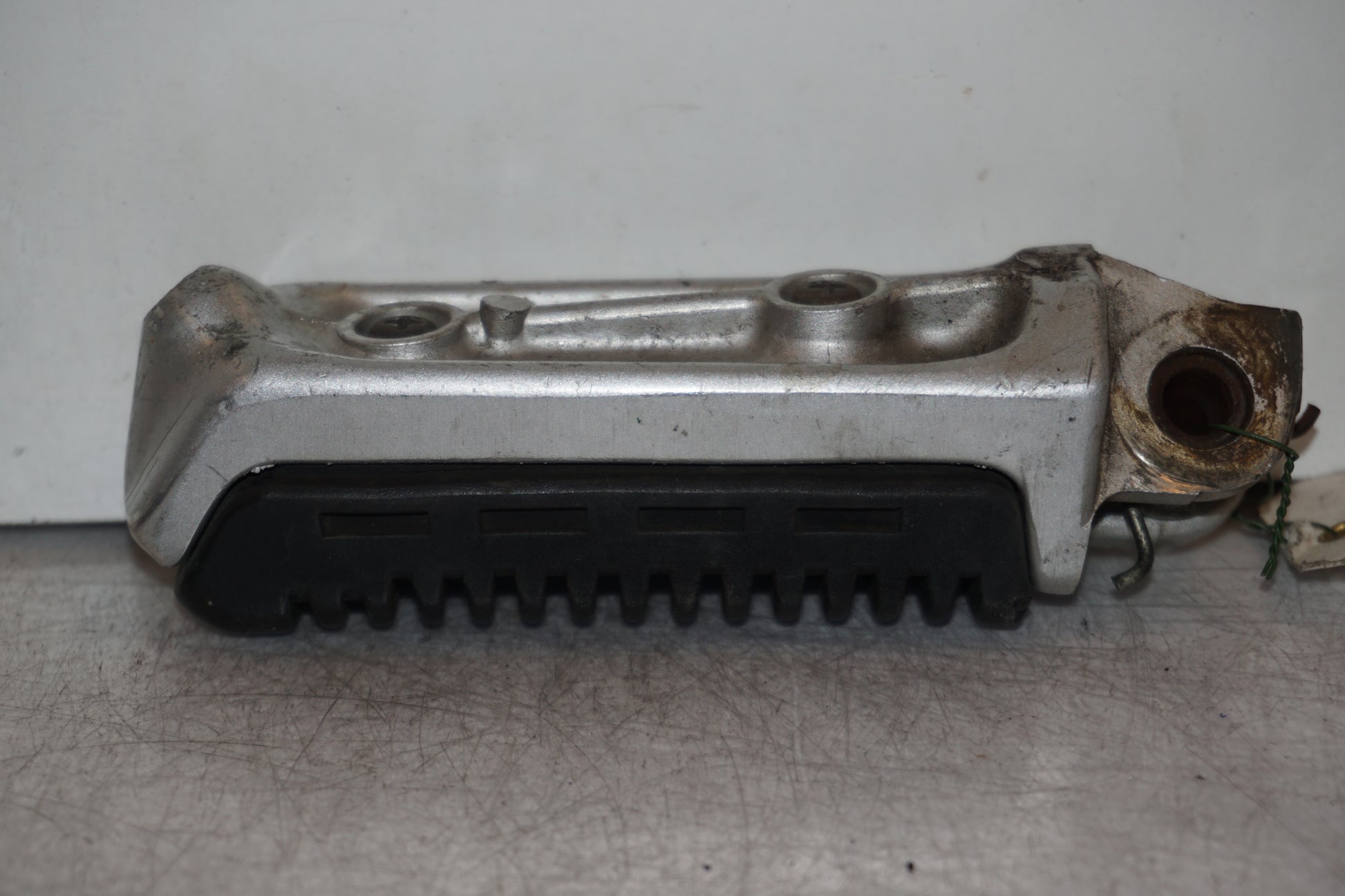 Vänster sida på Fotpinne från en Suzuki GSX 1100 -1992 motorcykel.