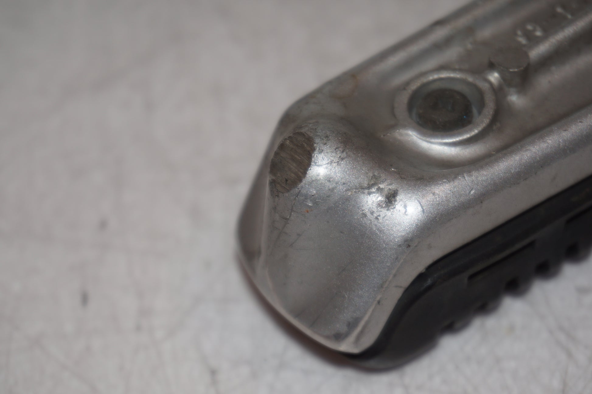 Snett nerifrån på Fotpinne från en Suzuki GSX 1100 -1992 motorcykel.