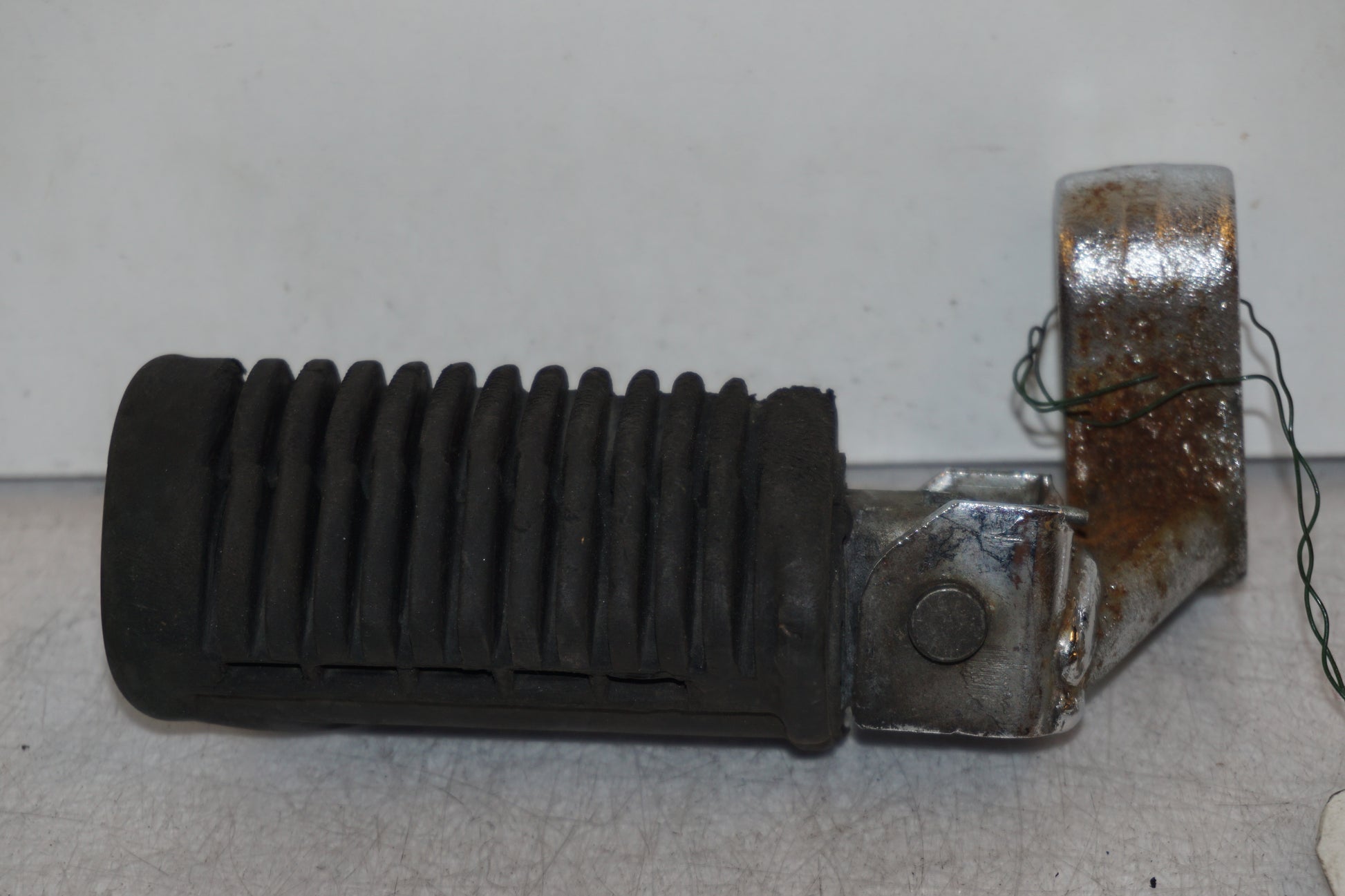 Framsidan på Fotpinne från en Suzuki GS 1000 -1983 motorcykel.