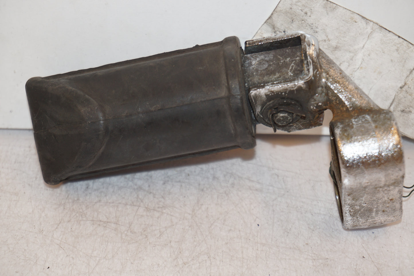 Baksidan på Fotpinne från en Suzuki GS 1000 -1983 motorcykel.