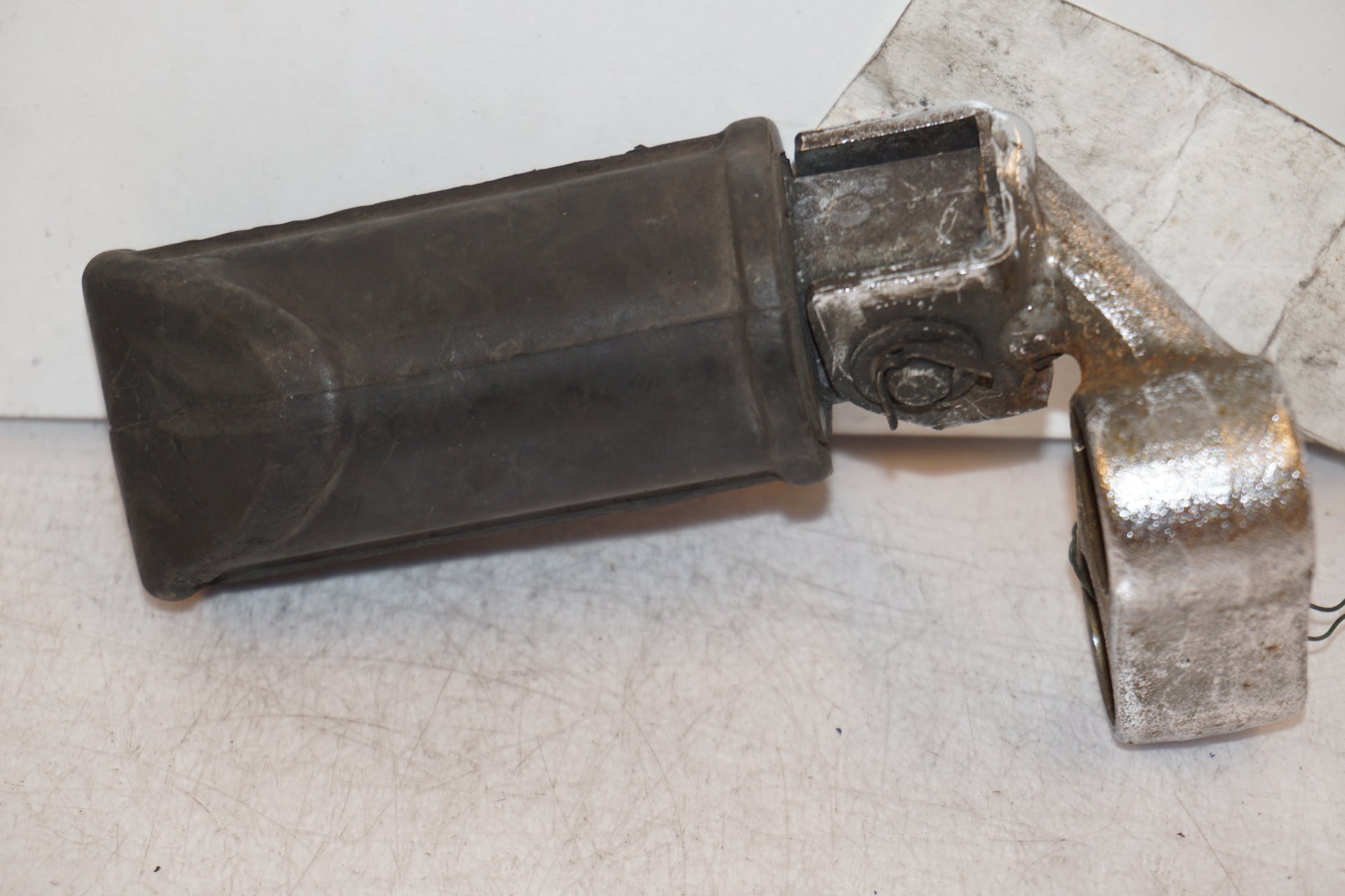 Baksidan på Fotpinne från en Suzuki GS 1000 -1983 motorcykel.