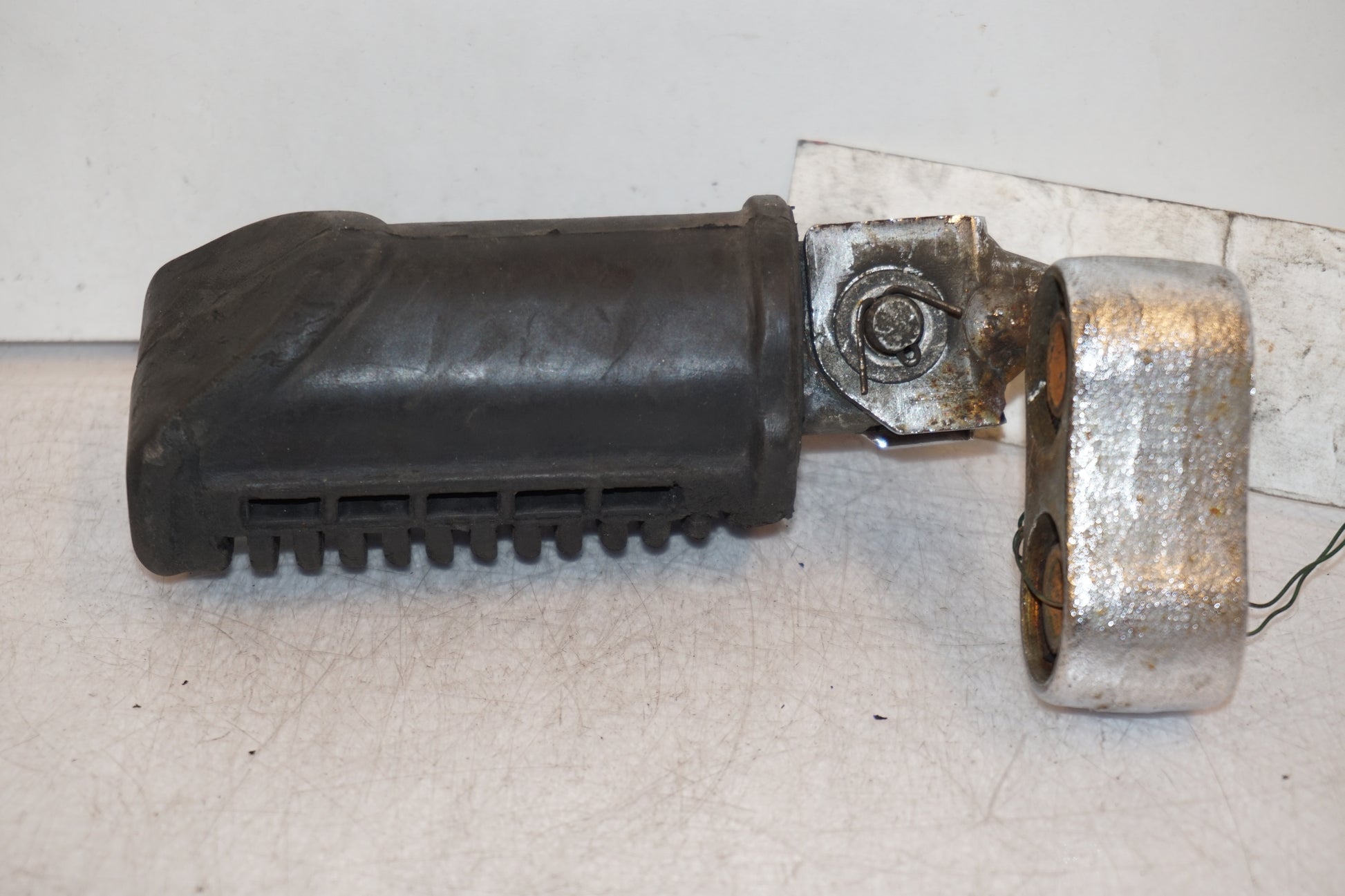 Höger sida på Fotpinne från en Suzuki GS 1000 -1983 motorcykel.