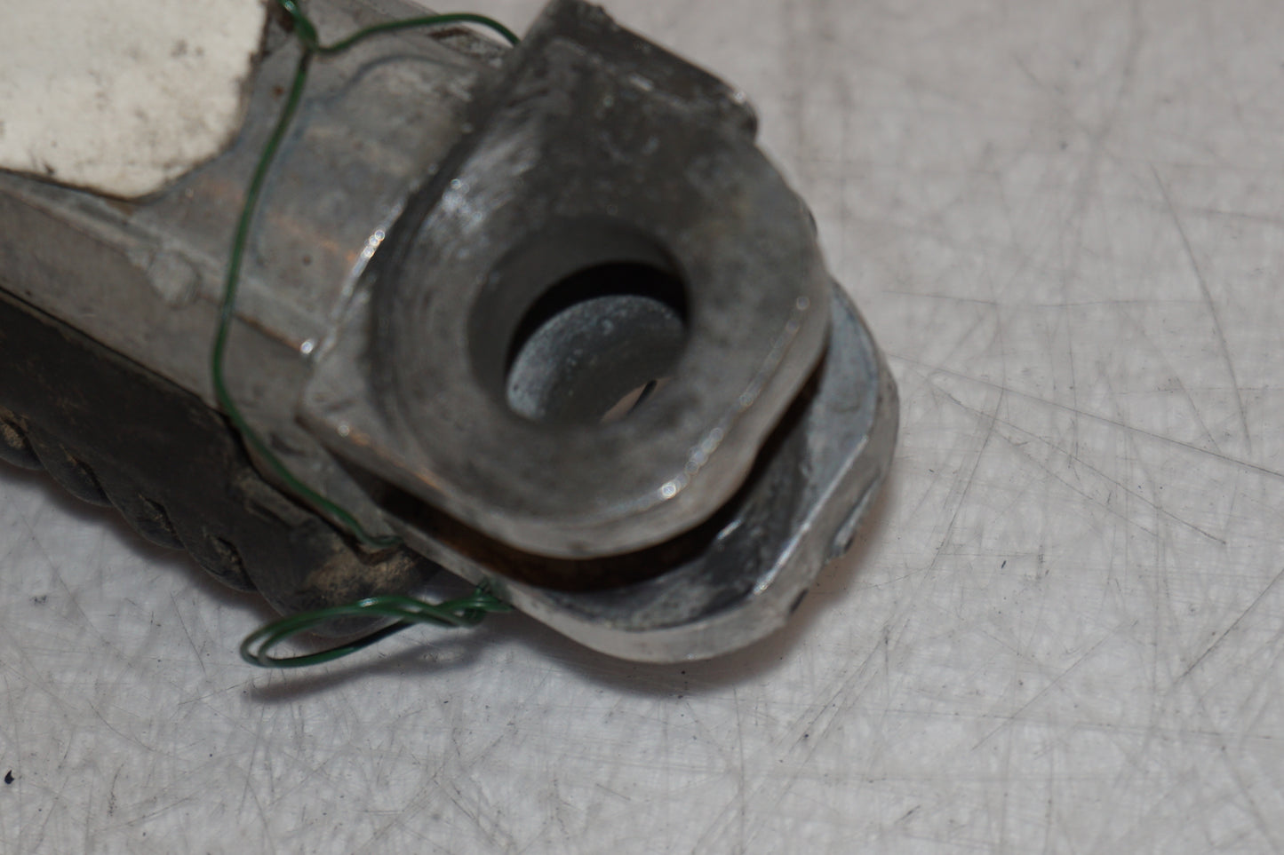 Snett nerifrån på Fotpinne från en Suzuki GSX-R 1100 -1989 motorcykel.