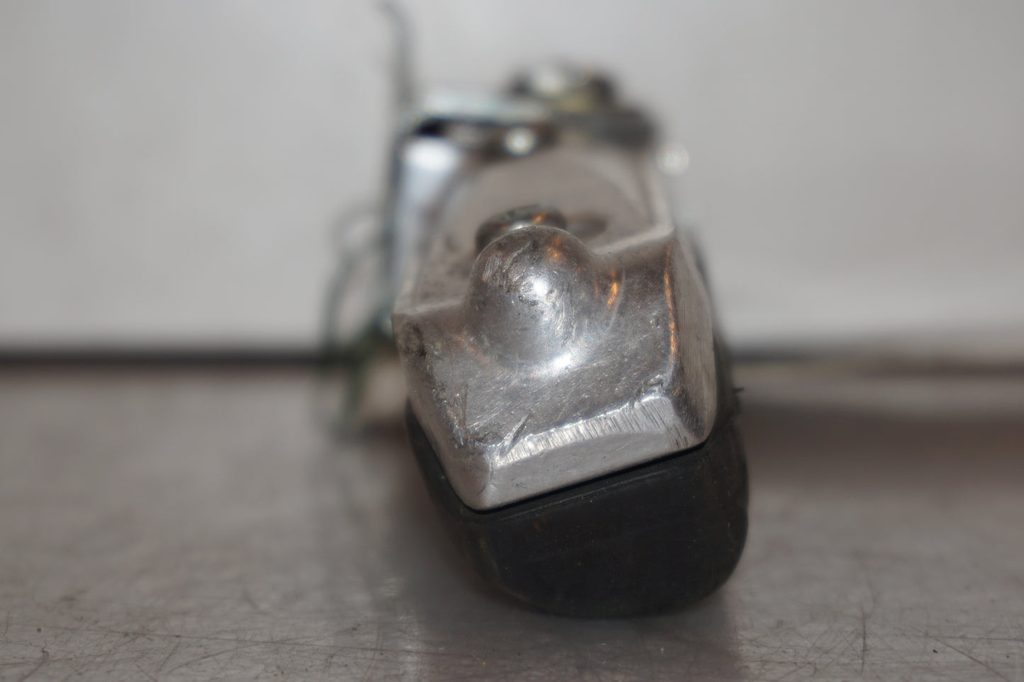 Vänster sida på Fotpinne från en Suzuki GSX-R 1100 -1993 motorcykel.