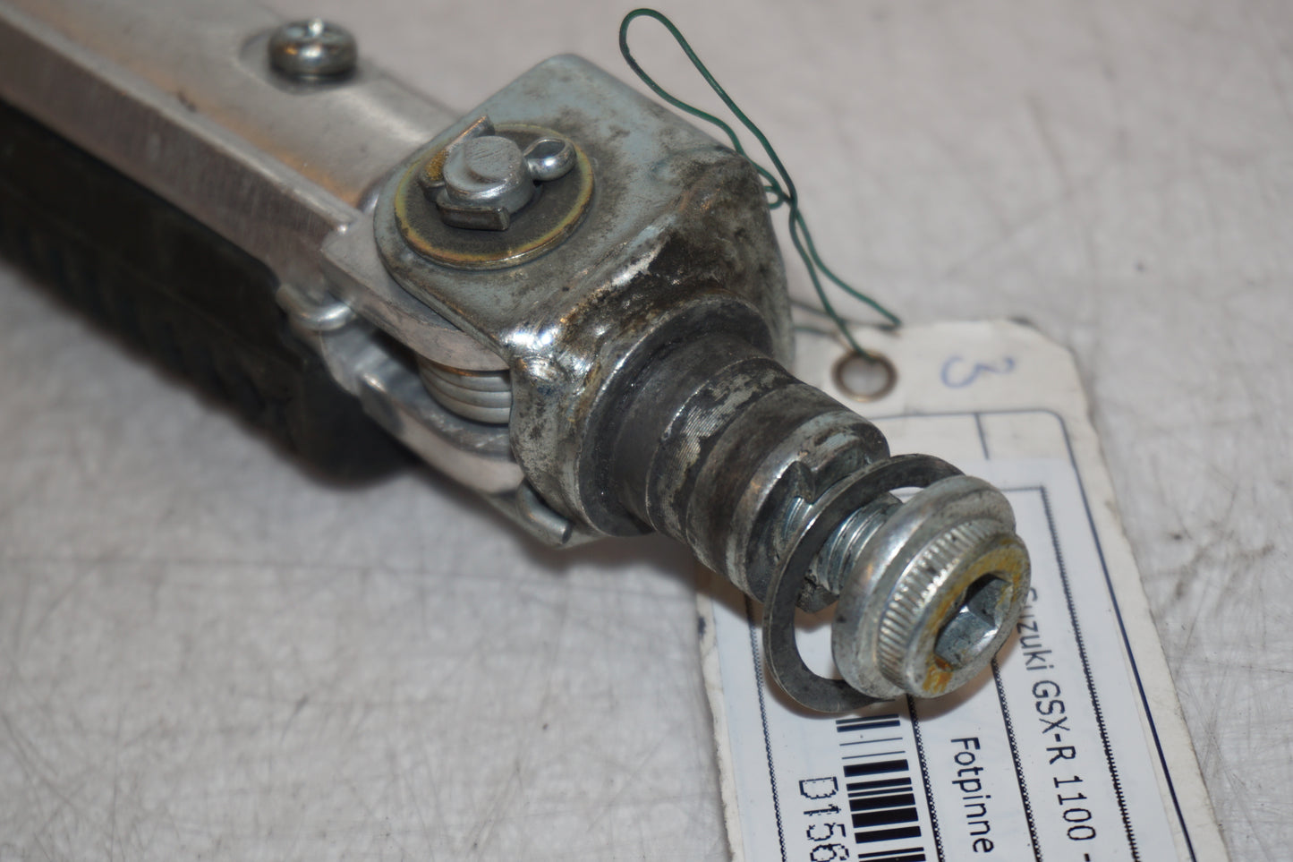 Snett nerifrån på Fotpinne från en Suzuki GSX-R 1100 -1993 motorcykel.