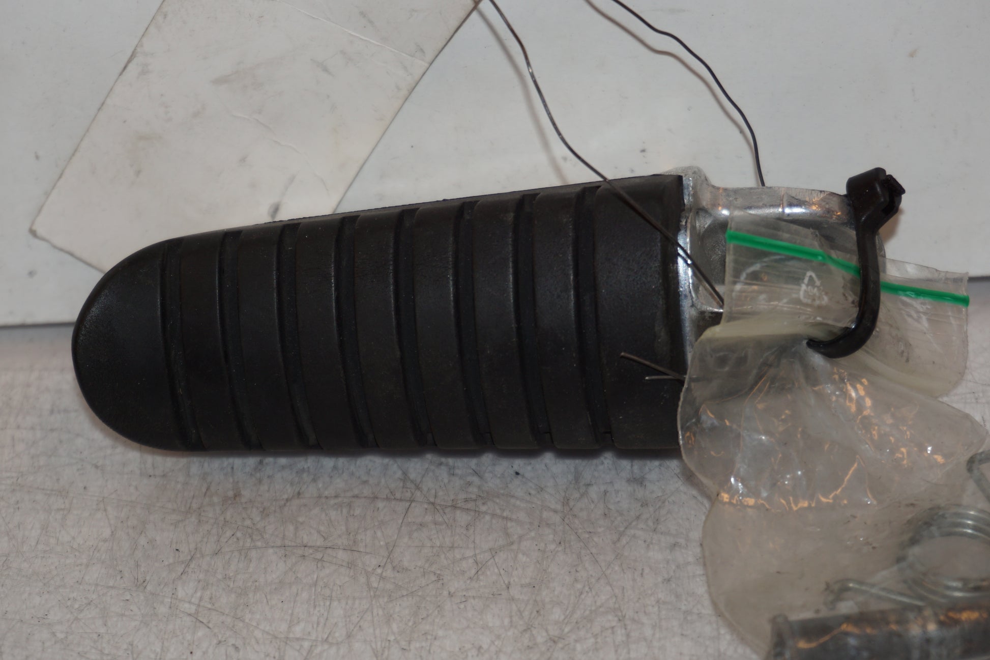 Framsidan på Fotpinne från en Suzuki DL 1000 -2003 motorcykel.