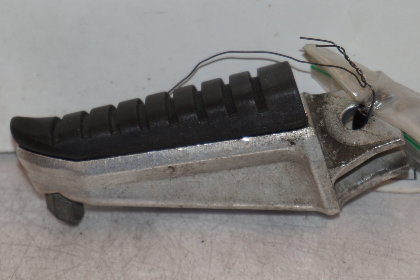 Baksidan på Fotpinne från en Suzuki DL 1000 -2003 motorcykel.