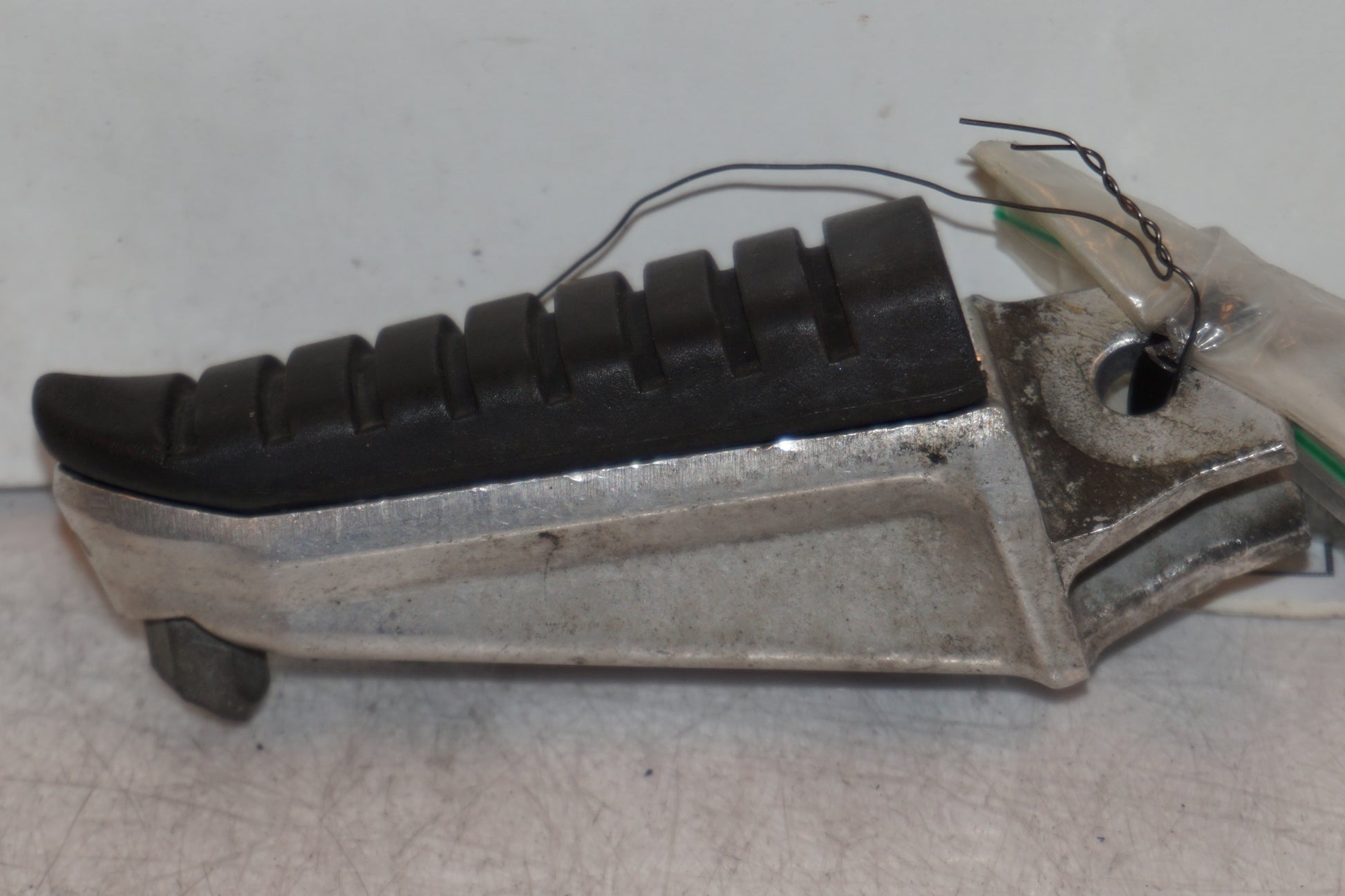 Baksidan på Fotpinne från en Suzuki DL 1000 -2003 motorcykel.