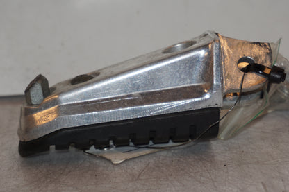 Vänster sida på Fotpinne från en Suzuki DL 1000 -2003 motorcykel.