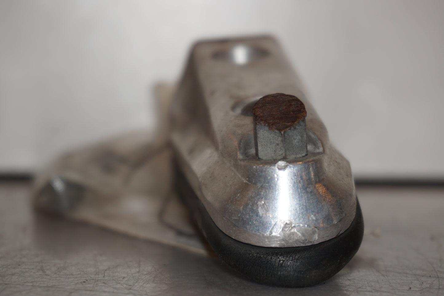 Snett uppifrån på Fotpinne från en Suzuki DL 1000 -2003 motorcykel.