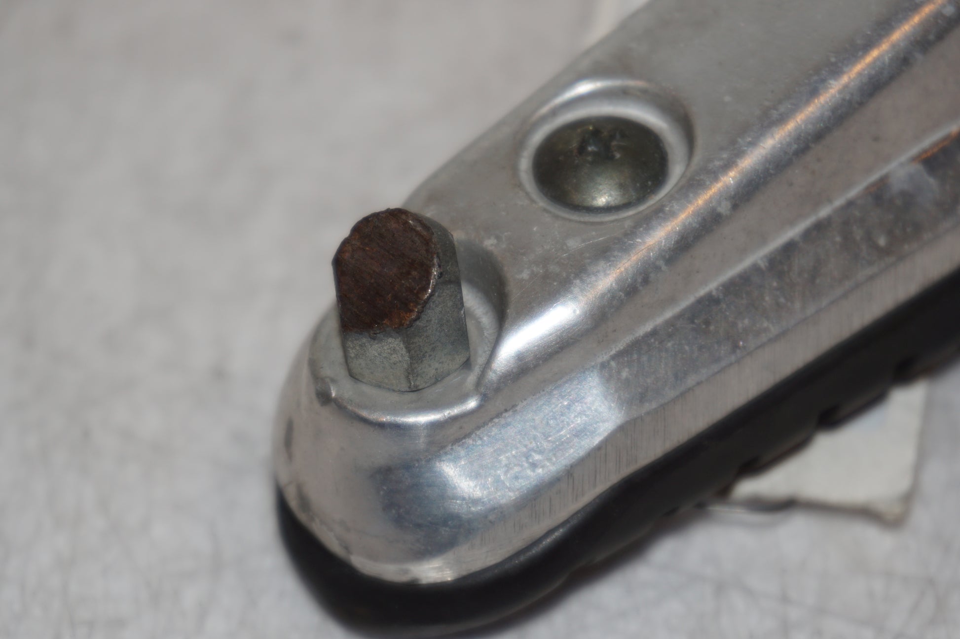 Snett nerifrån på Fotpinne från en Suzuki DL 1000 -2003 motorcykel.