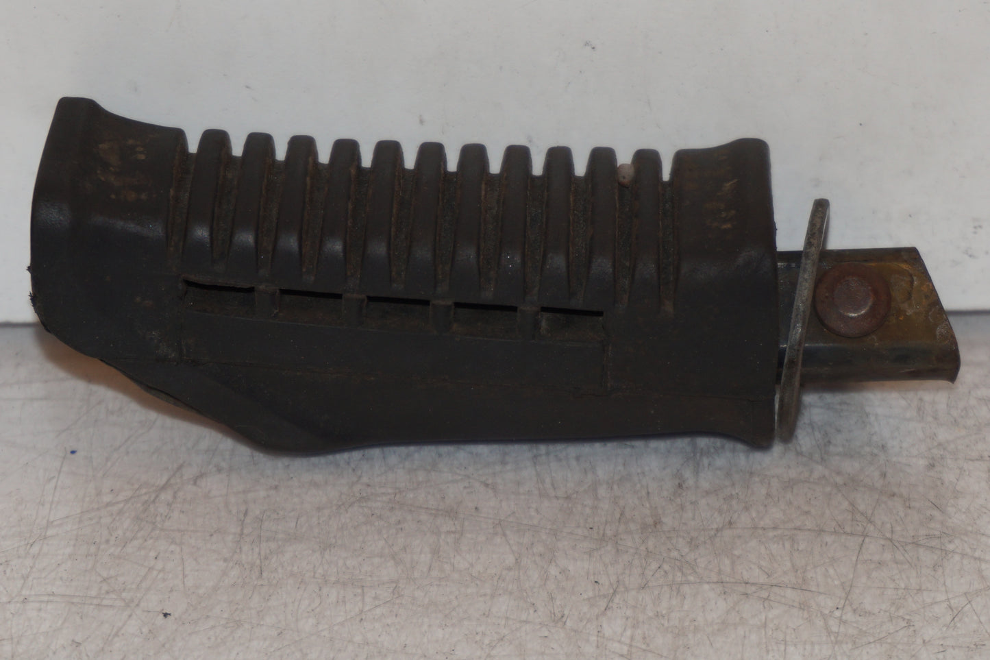 Baksidan på Fotpinne från en Suzuki GS 500 -2004 motorcykel.