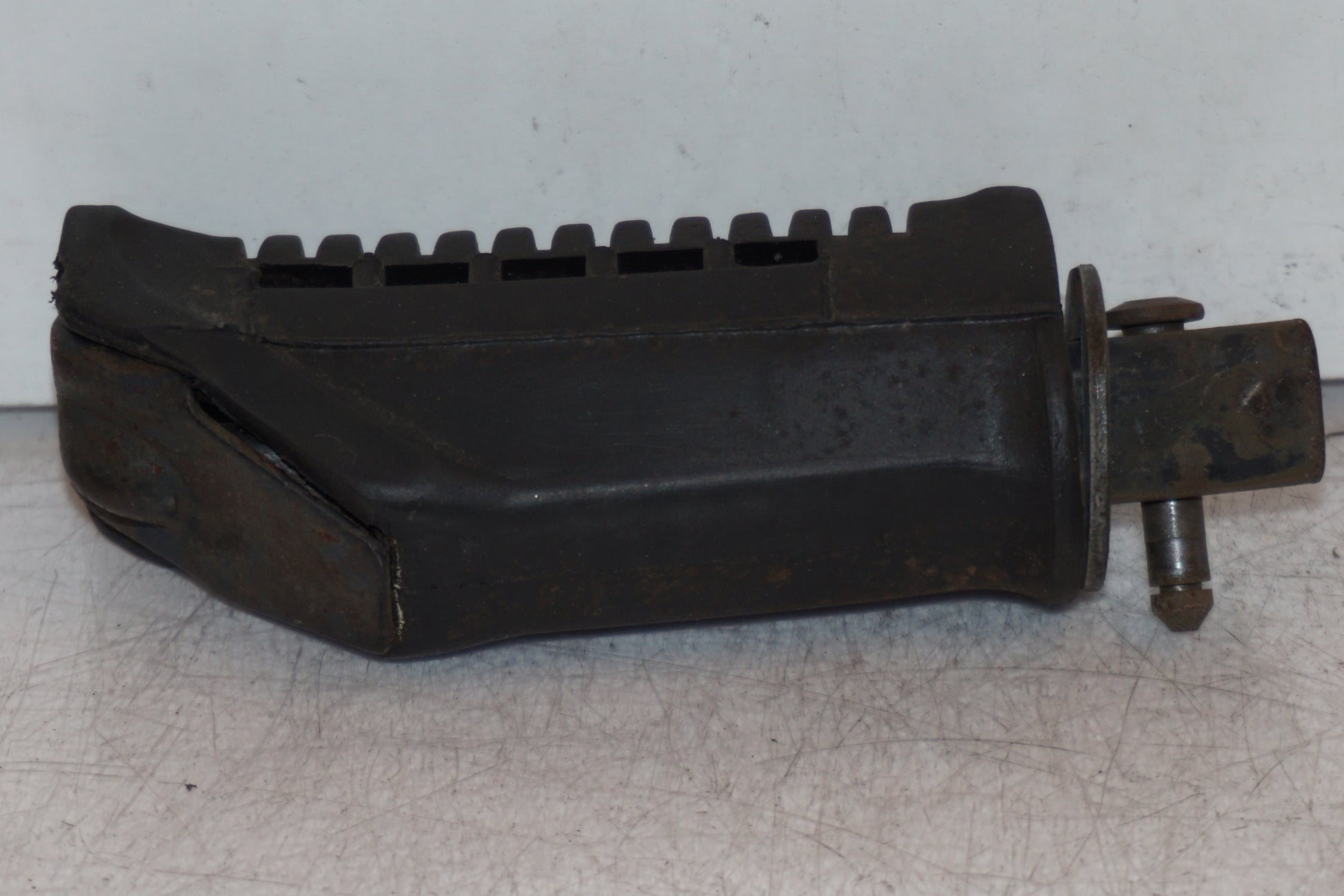 Höger sida på Fotpinne från en Suzuki GS 500 -2004 motorcykel.