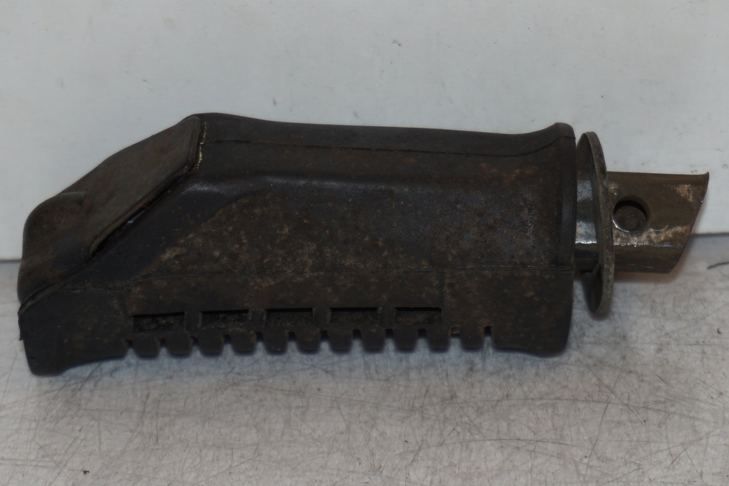 Vänster sida på Fotpinne från en Suzuki GS 500 -2004 motorcykel.