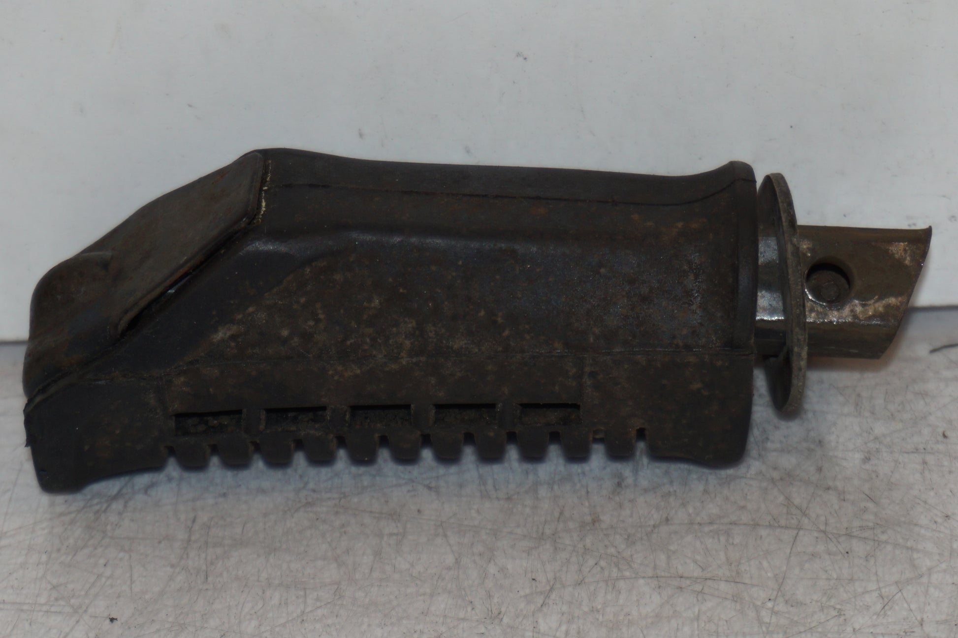 Vänster sida på Fotpinne från en Suzuki GS 500 -2004 motorcykel.