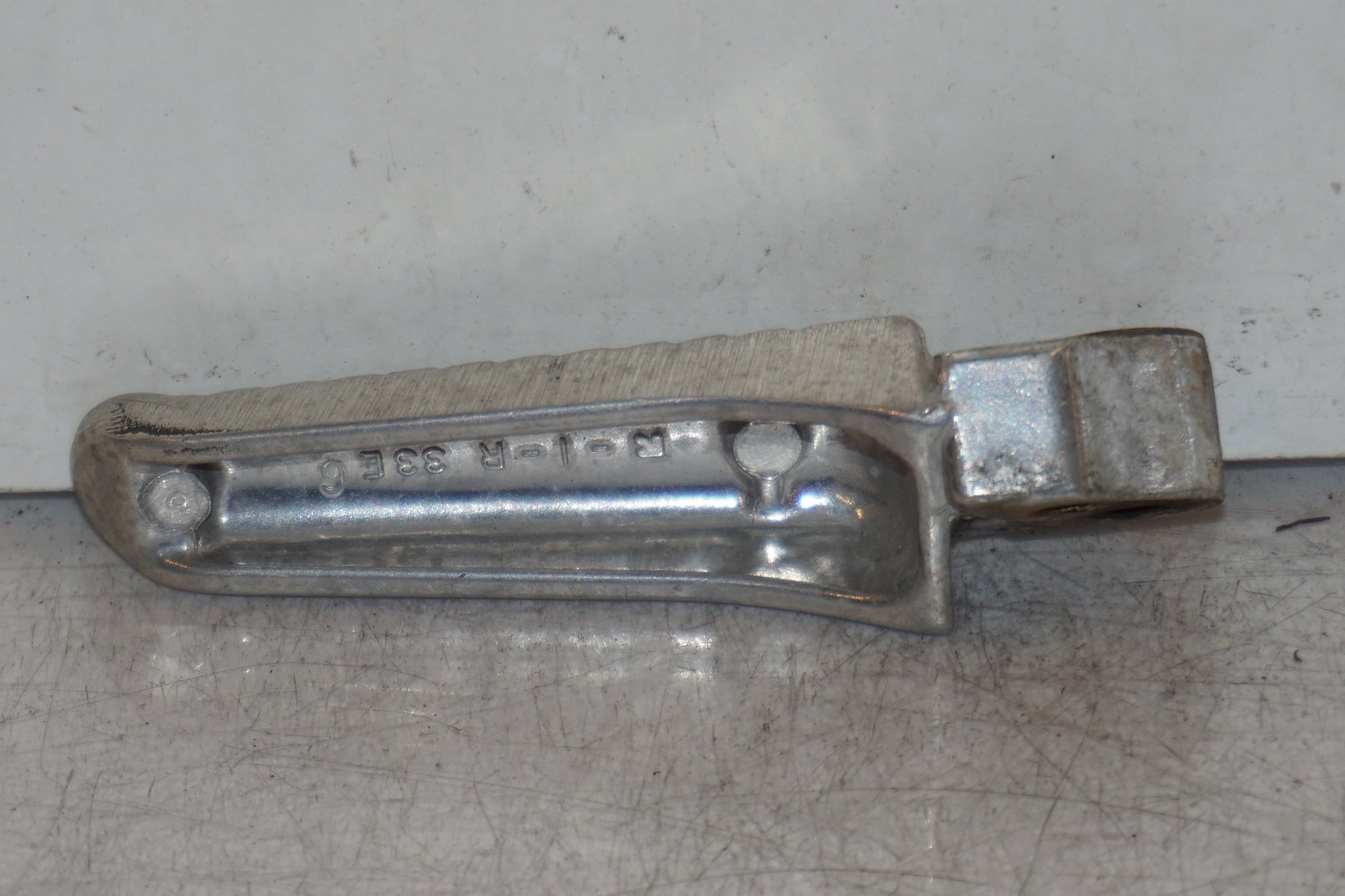 Baksidan på Fotpinne från en Suzuki GSX-R 600 -1999 motorcykel.