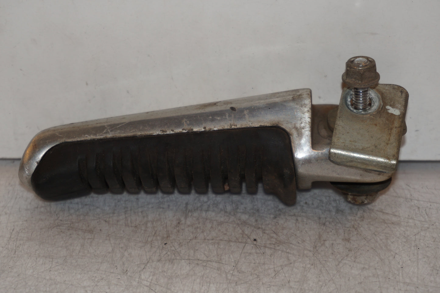 Höger sida på Fotpinne från en Suzuki GSX 400 -1983 motorcykel.