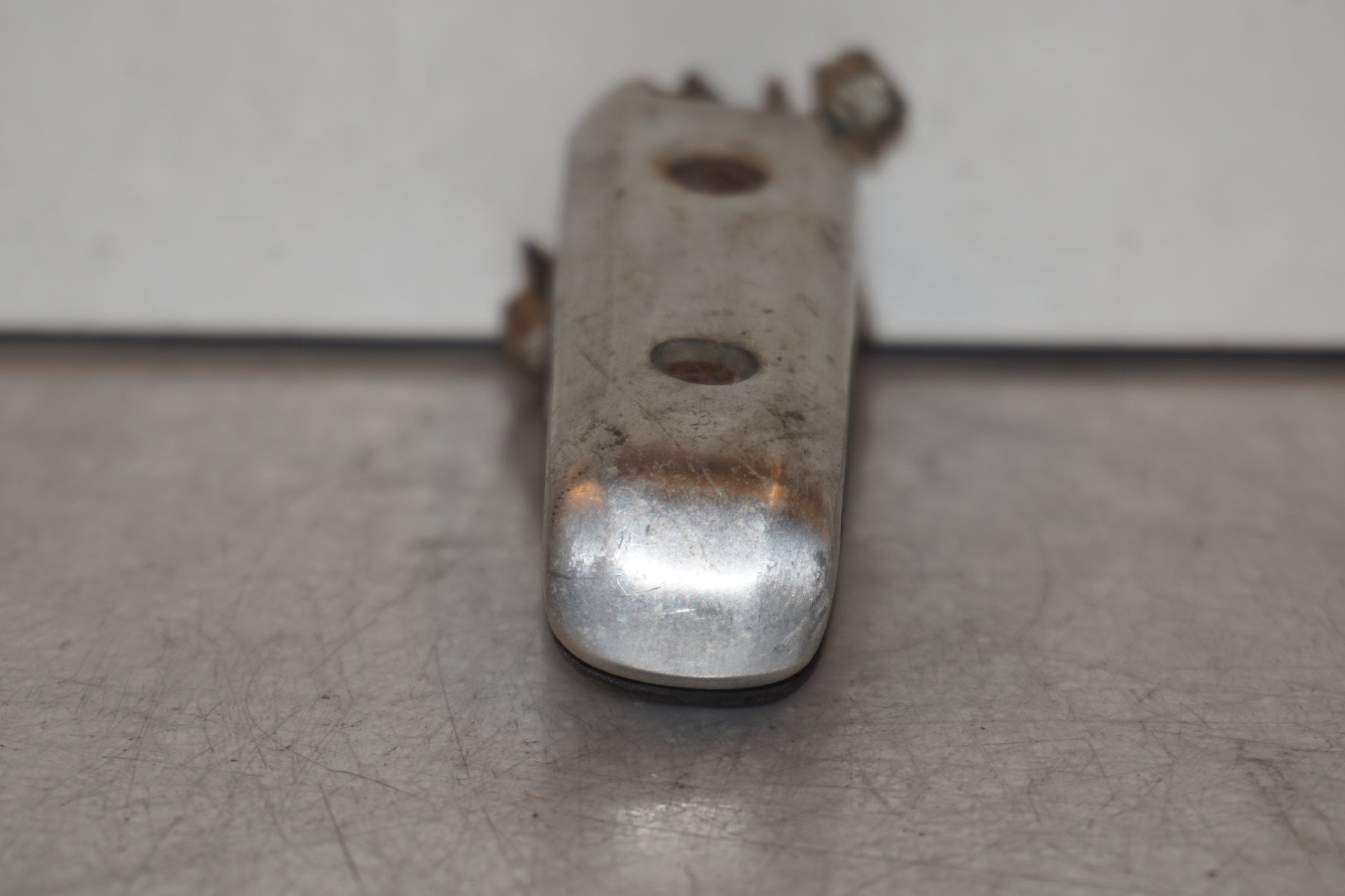 Vänster sida på Fotpinne från en Suzuki GSX 400 -1983 motorcykel.