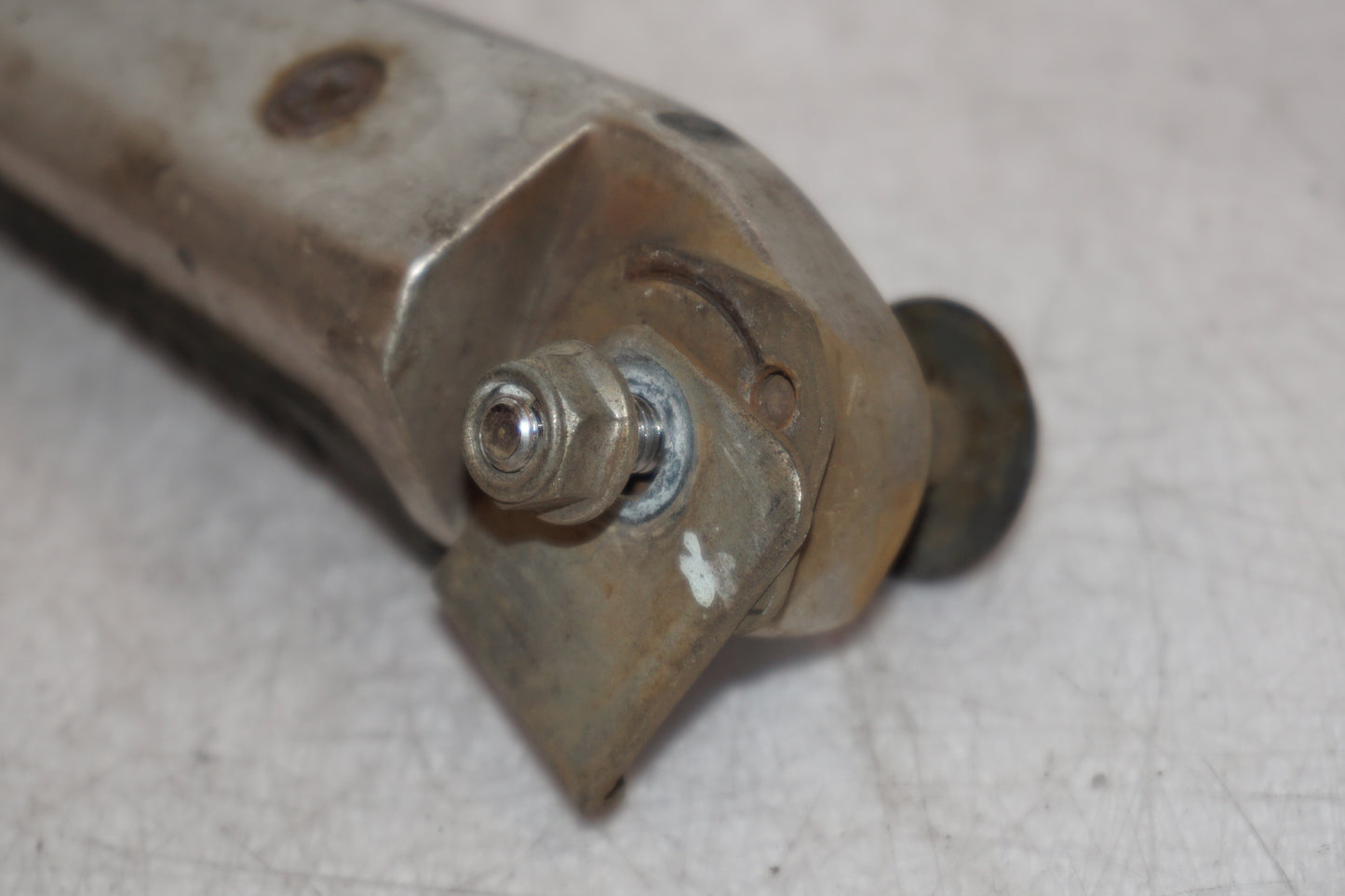 Snett nerifrån på Fotpinne från en Suzuki GSX 400 -1983 motorcykel.