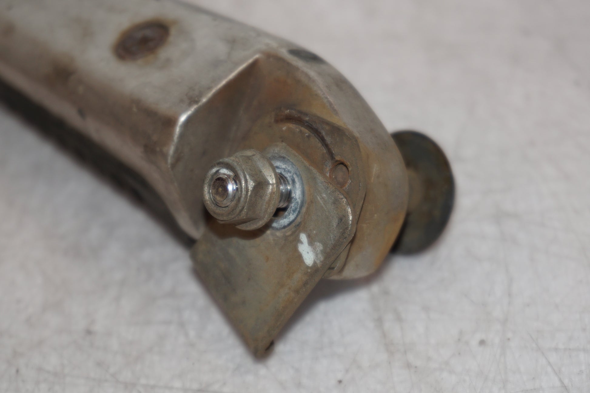 Snett nerifrån på Fotpinne från en Suzuki GSX 400 -1983 motorcykel.