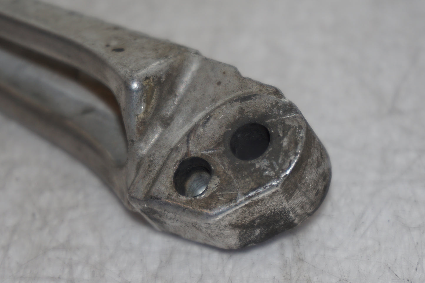 Snett nerifrån på Fotpinne från en Suzuki DRZ 400 -2006 motorcykel.