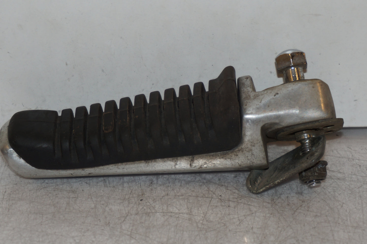 Framsidan på Fotpinne från en Suzuki GSX 400 -1983 motorcykel.