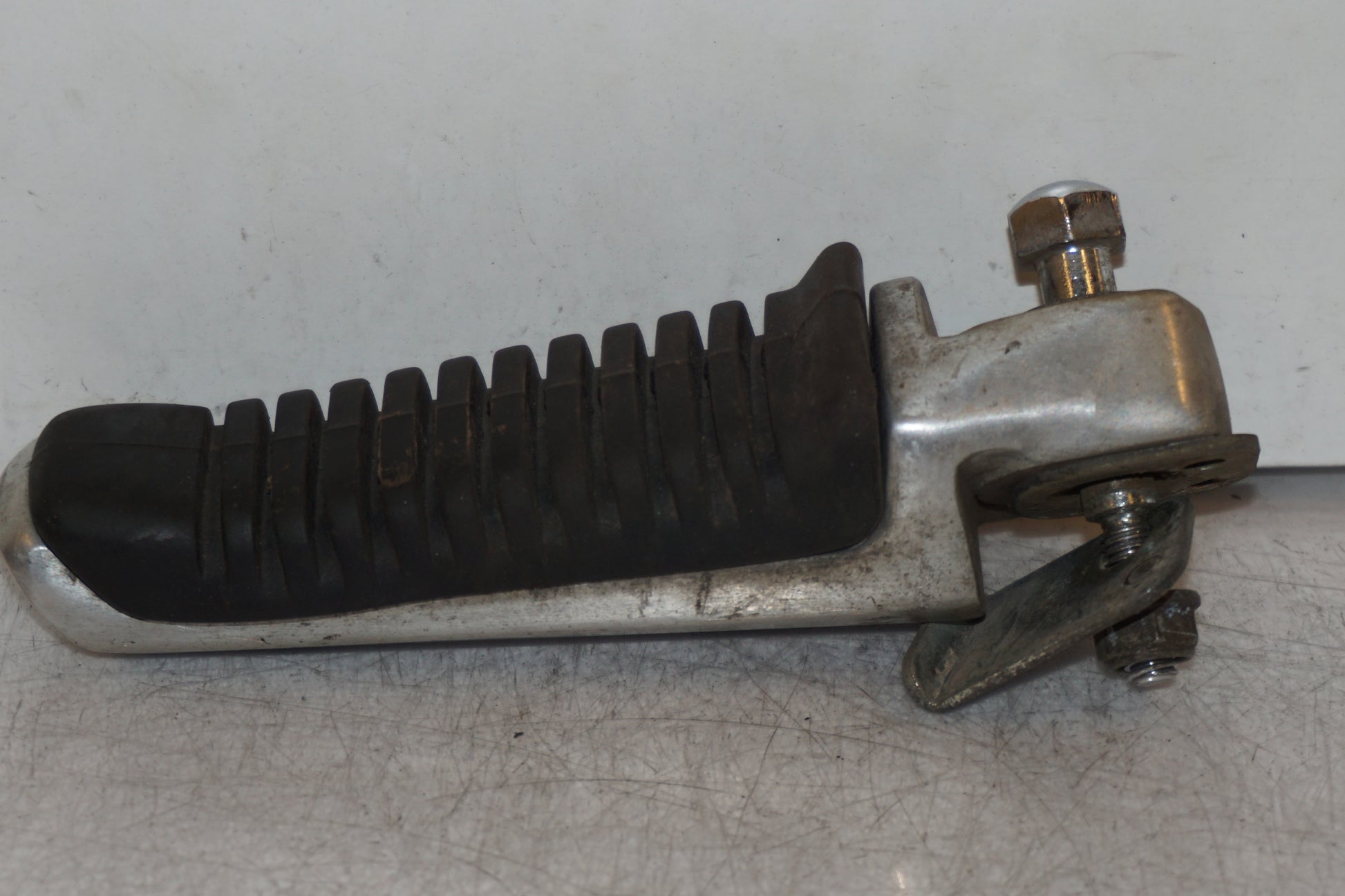 Framsidan på Fotpinne från en Suzuki GSX 400 -1983 motorcykel.