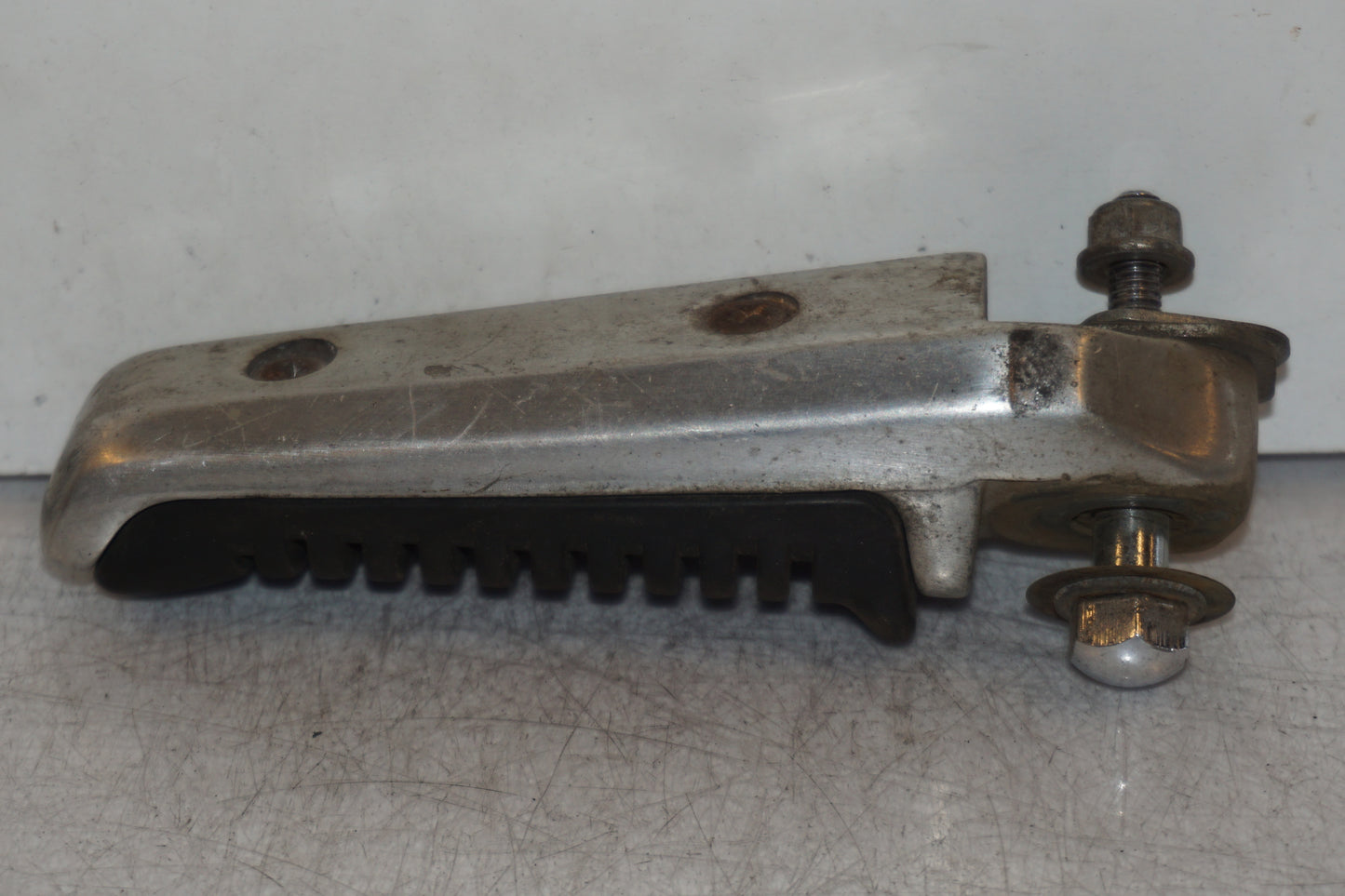 Höger sida på Fotpinne från en Suzuki GSX 400 -1983 motorcykel.