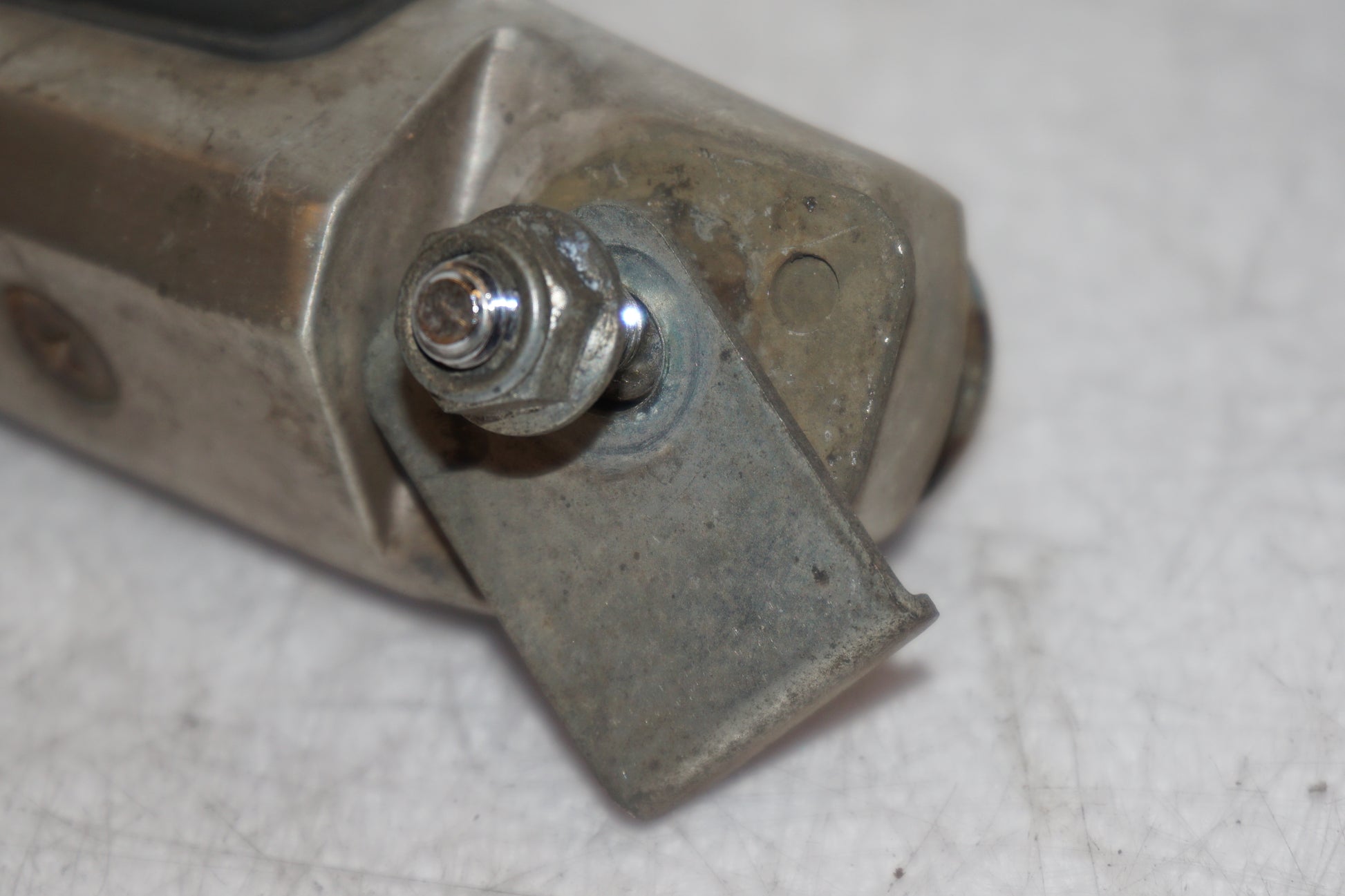 Snett nerifrån på Fotpinne från en Suzuki GSX 400 -1983 motorcykel.