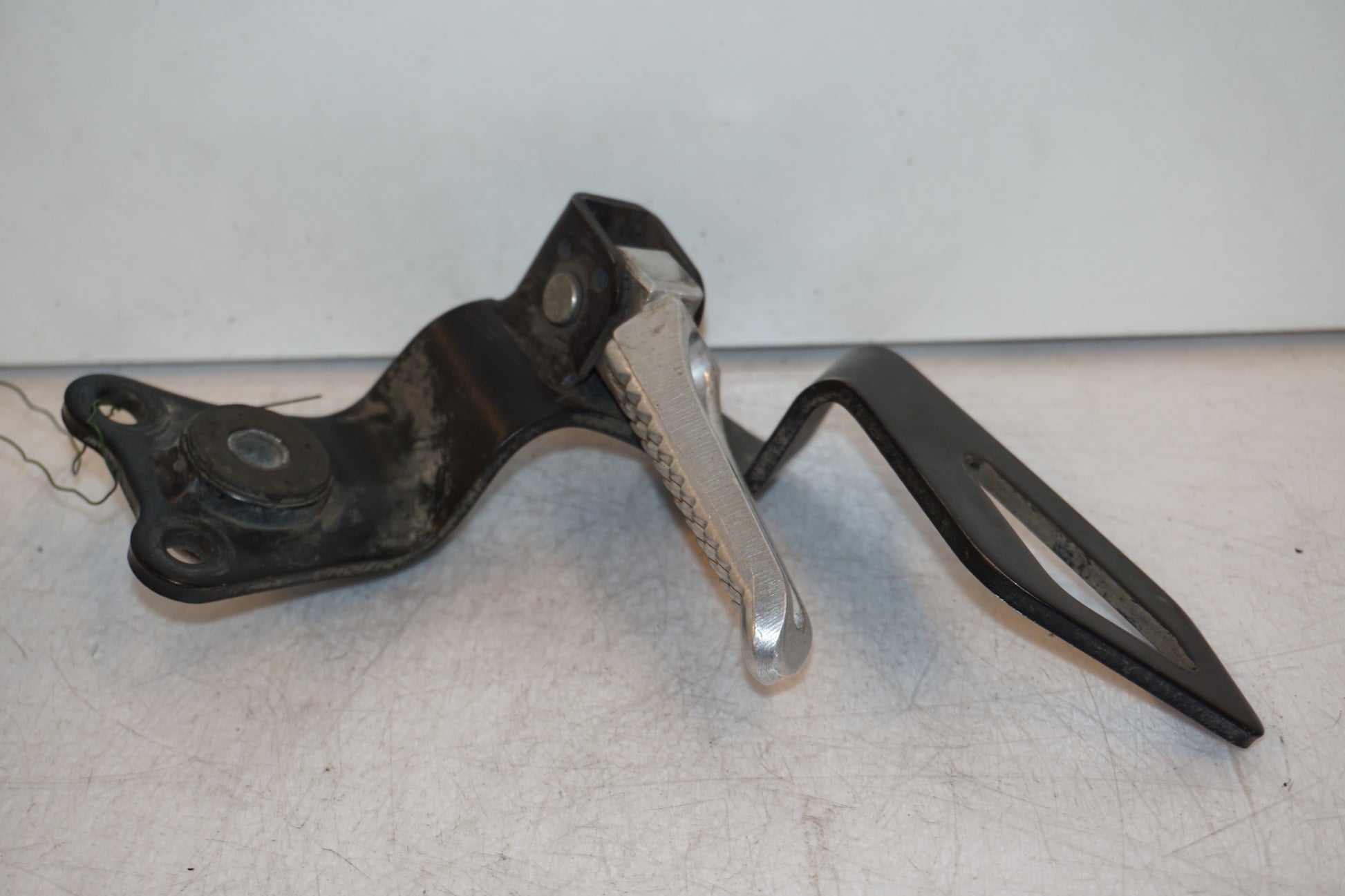 Framsidan på Fotpinne från en Suzuki DRZ 400 -2005 motorcykel.