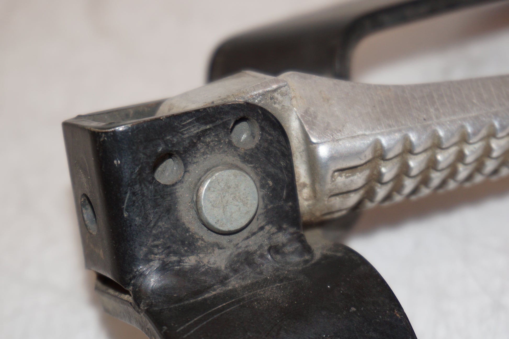 Vänster sida på Fotpinne från en Suzuki DRZ 400 -2005 motorcykel.