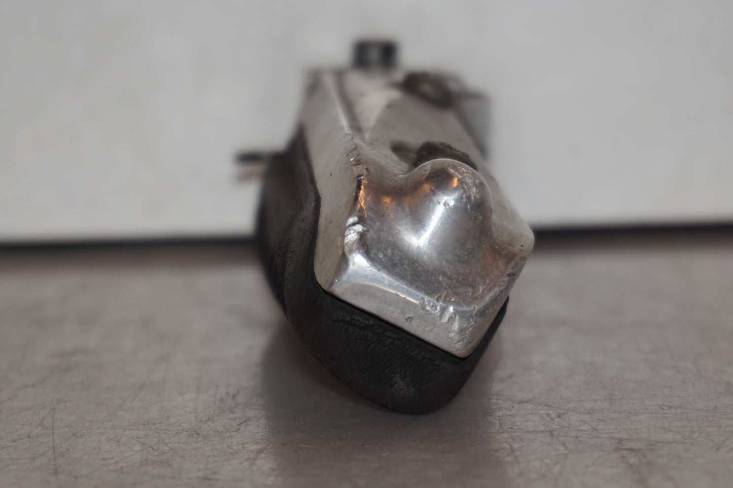 Snett uppifrån på Fotpinne från en Suzuki GSX-R 1100 -1991 motorcykel.