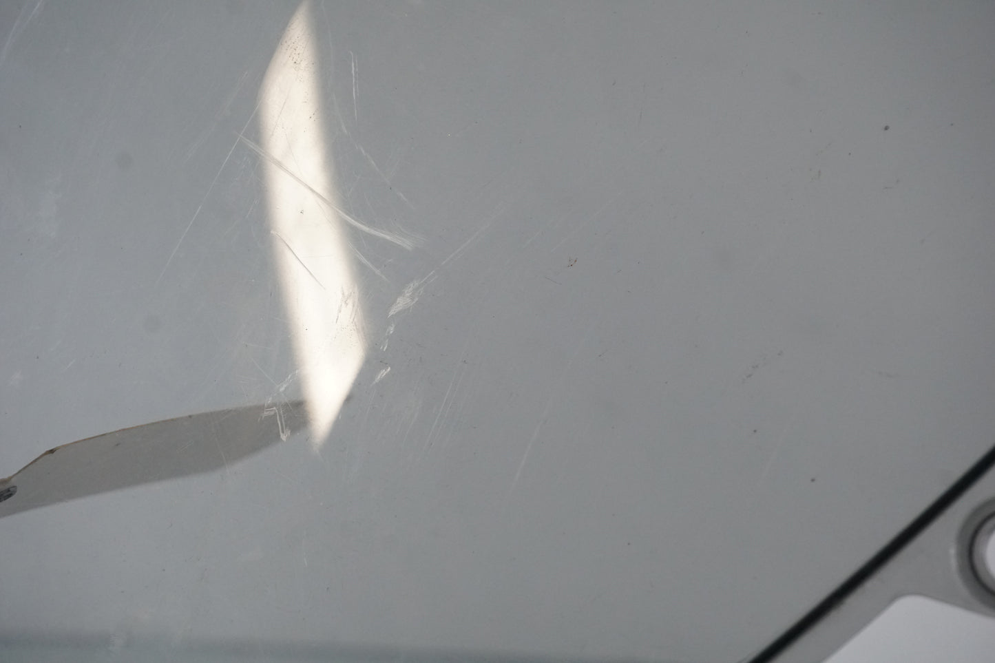 Snett nerifrån på Vindruta från en Honda CBR 1000 RR -2009 motorcykel.