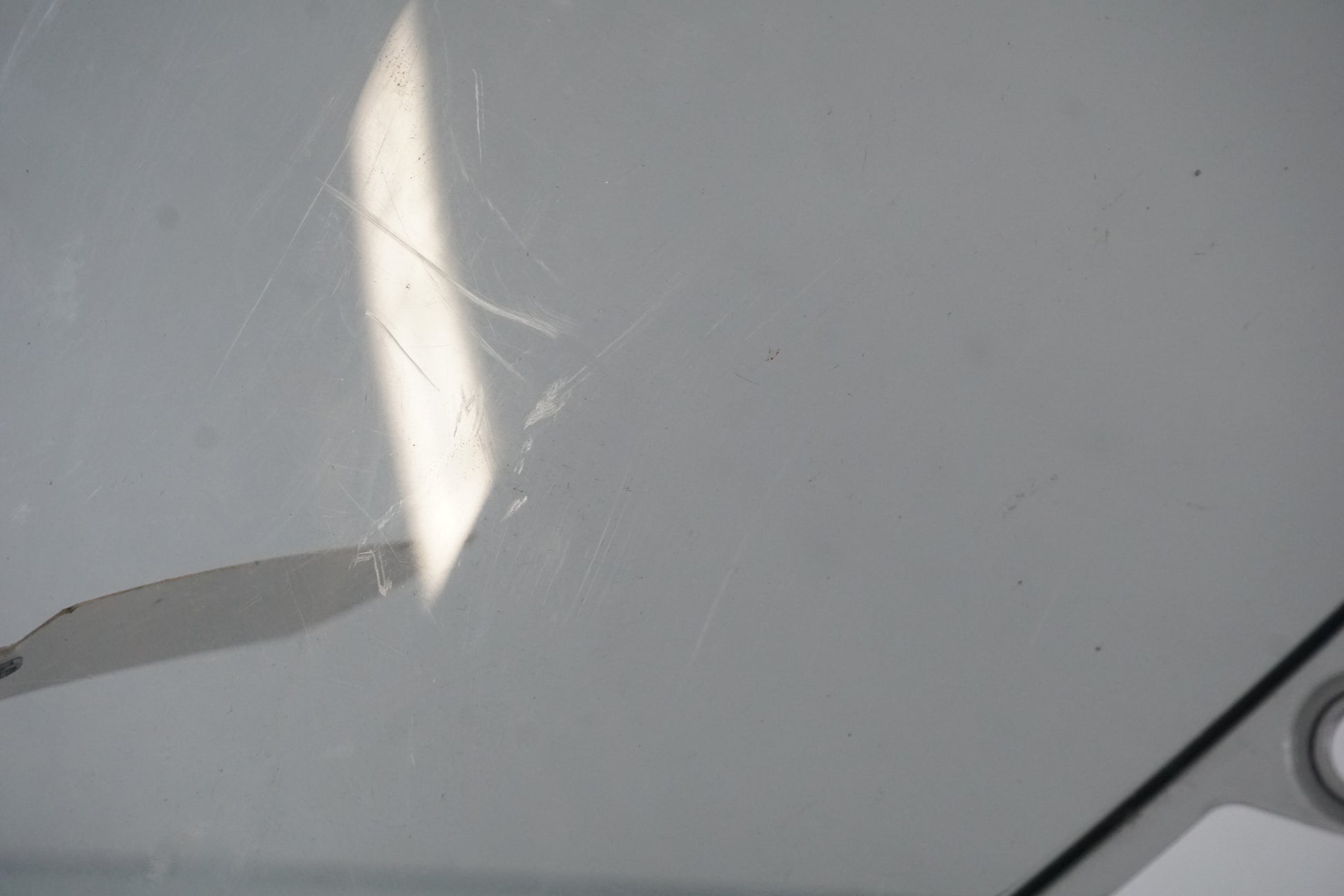 Snett nerifrån på Vindruta från en Honda CBR 1000 RR -2009 motorcykel.